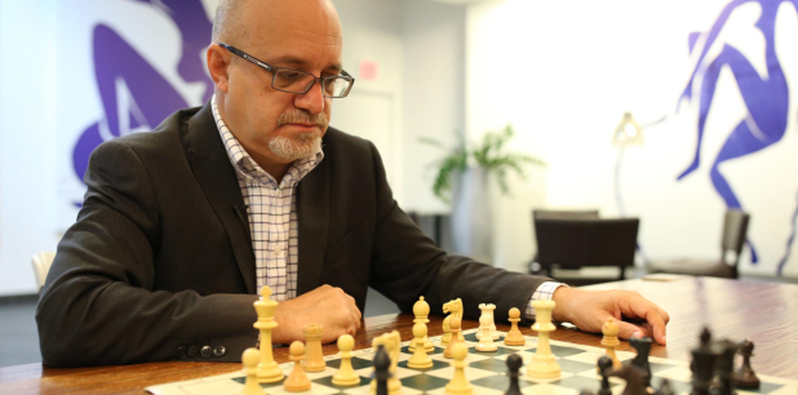 A Bernabe le interesó el ajedrez cuando era estudiante de escuela superior. (Foto/Vanessa Serra)