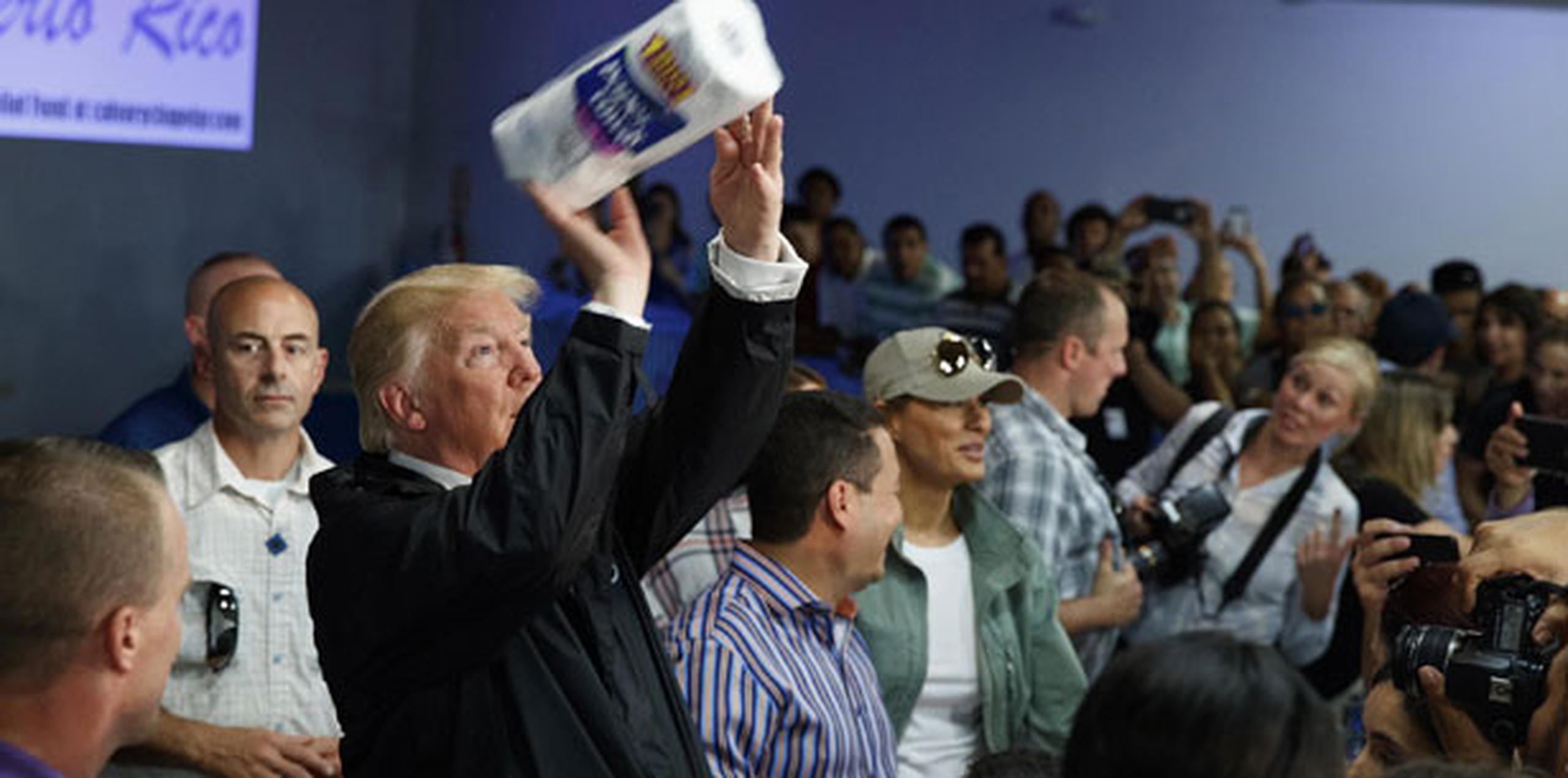 La imagen del presidente de EE.UU., Donald Trump, lanzando rollos de papel a ciudadanos afectados por los huracanes fue evocada por varios de ellos como símbolo de la actitud del Gobierno con Puerto Rico. (Archivo)