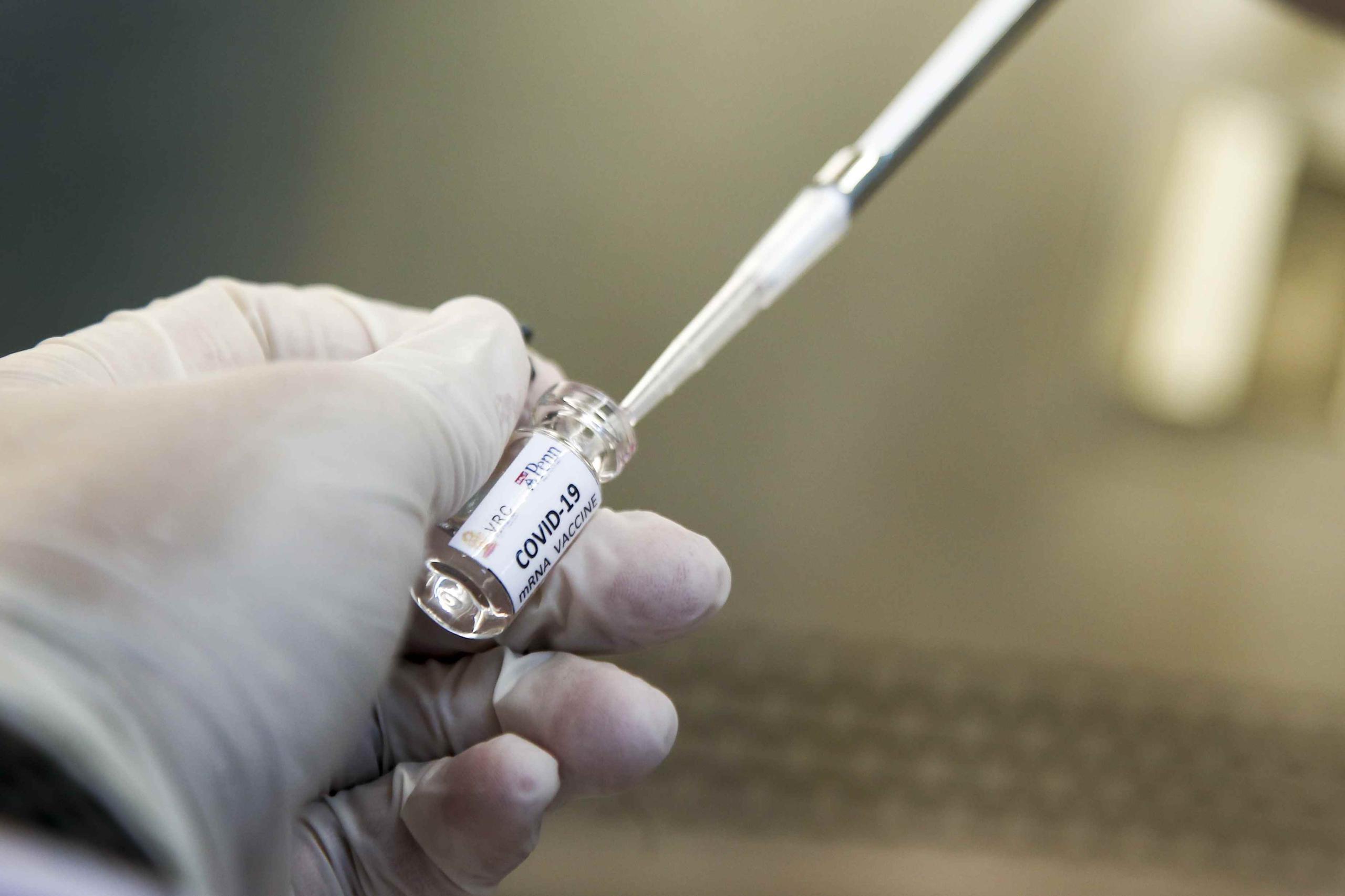 Un técnico de laboratorio realiza pruebas en búsqueda de una vacuna contra el COVID-19. (EFE)