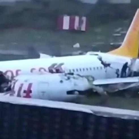 Avión se rompe en tres pedazos en Turquía 