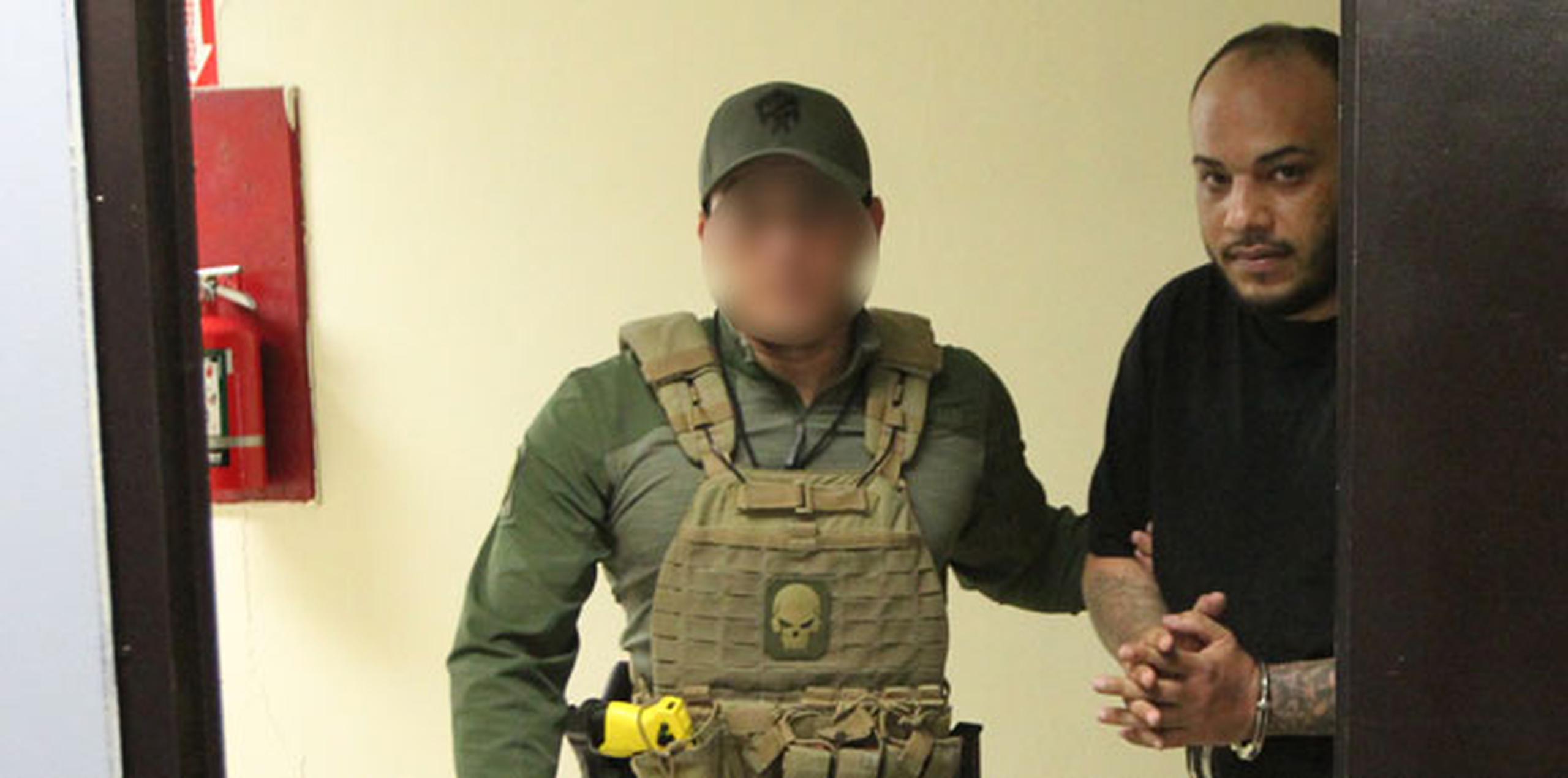 El exfugitivo fue trasladado al Cuartel General de la Policía para ser procesado. (alex.figueroa@gfrmedia.com)