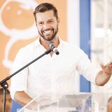 Fundación Ricky Martin hace entrega de alimentos en escuela de Yauco