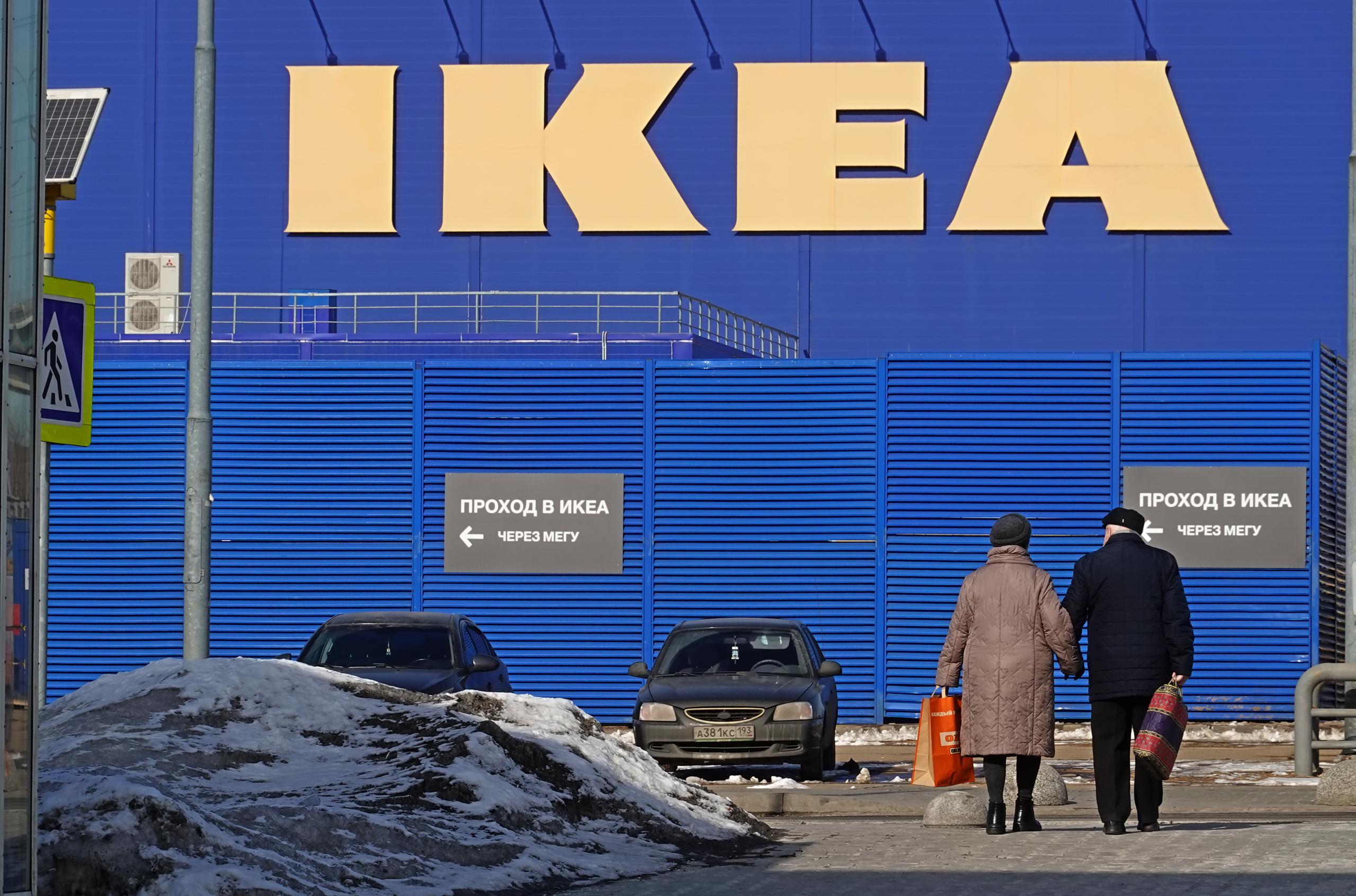 IKEA dijo en junio que muchos trabajadores perderán sus empleos y les garantizó seis meses de pago, así como beneficios básicos. EFE/EPA/MAXIM SHIPENKOV