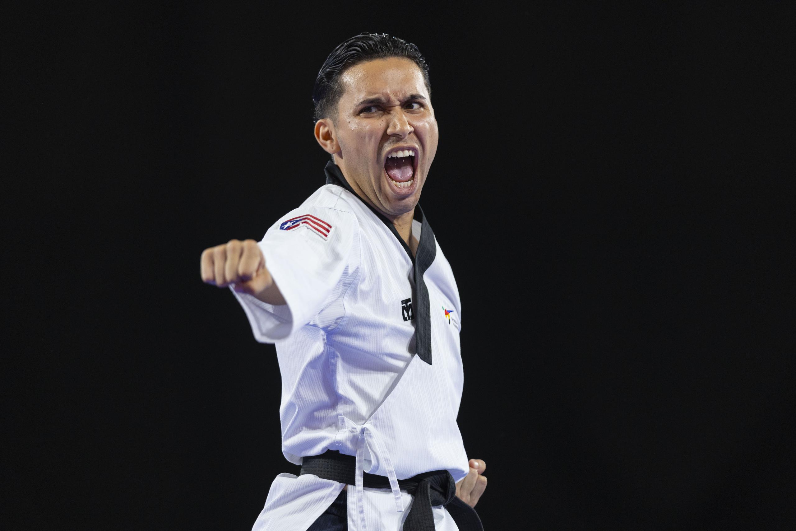 Luis Gabriel Colón ganó medalla de bronce a nivel individual y a nivel mixto junto a Arelis Medina.