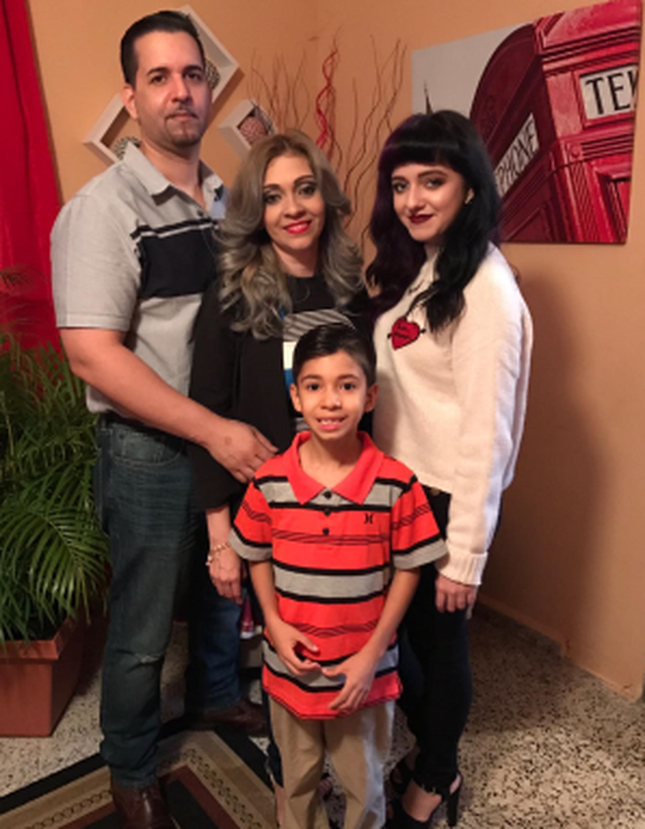 Jonerick Cabrero Vargas junto a sus padres y hermana mayor. (Suministrada)