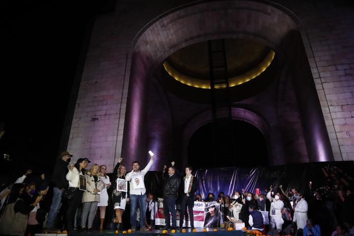 Integrantes de la familia LeBarón participaron en una manifestación en el monumento a la Revolución en la Ciudad de México.