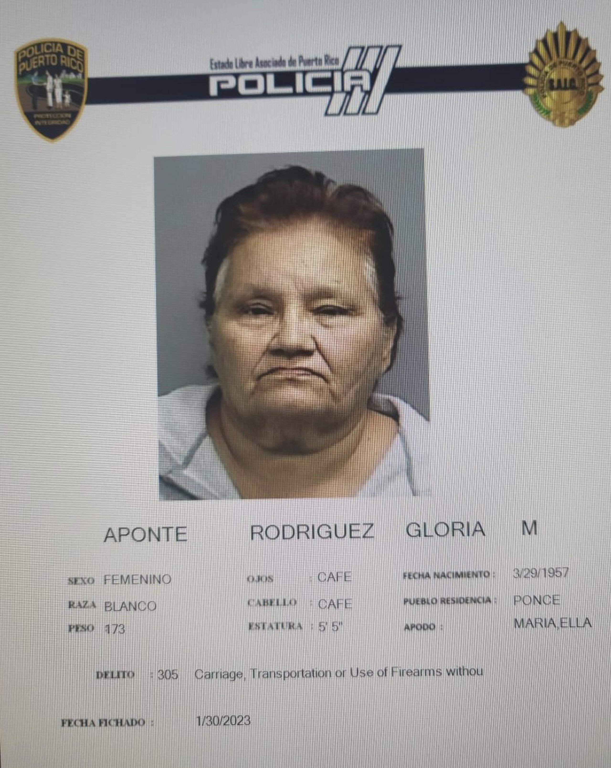 Gloria M. Aponte Rodríguez enfrenta cargos por los delitos de robo agravado, 6.05 (portación, transportación o uso de armas de fuego sin licencia) de La Ley de Armas y amenaza.