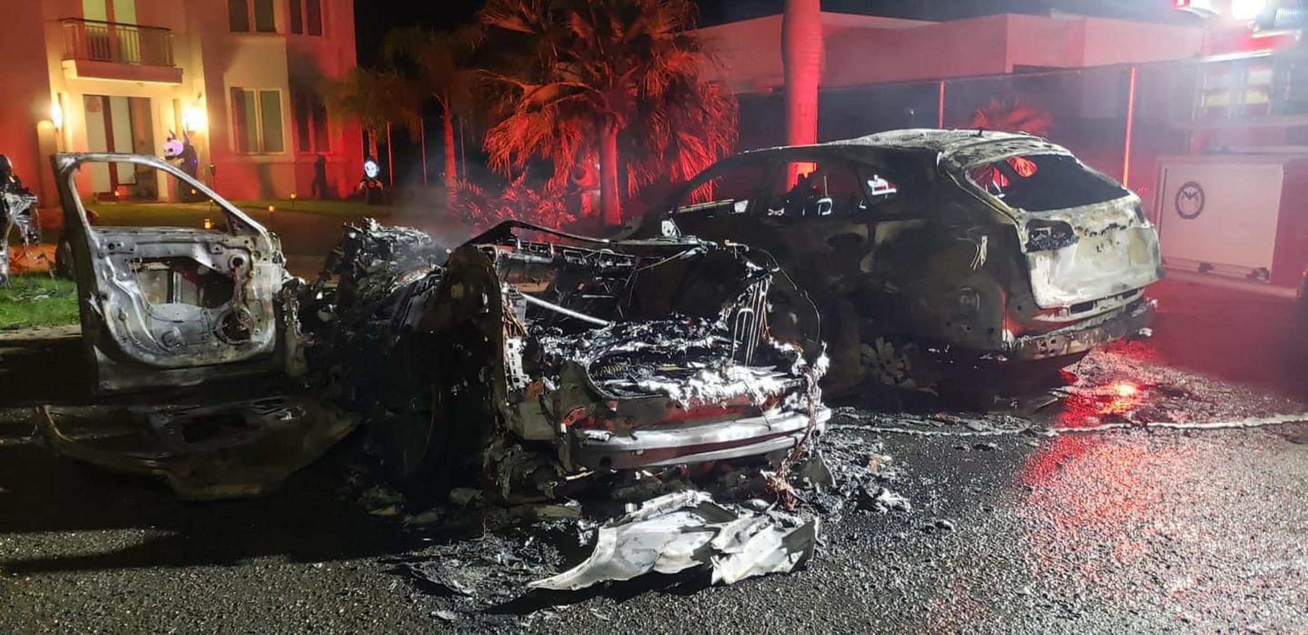 Dos vehículos que pertenecían a la exesposa del artista urbano "Cosculluela" valorados en unos $175,000.00 fueron incendiados en el complejo de Palmas del Mar, en Humacao.