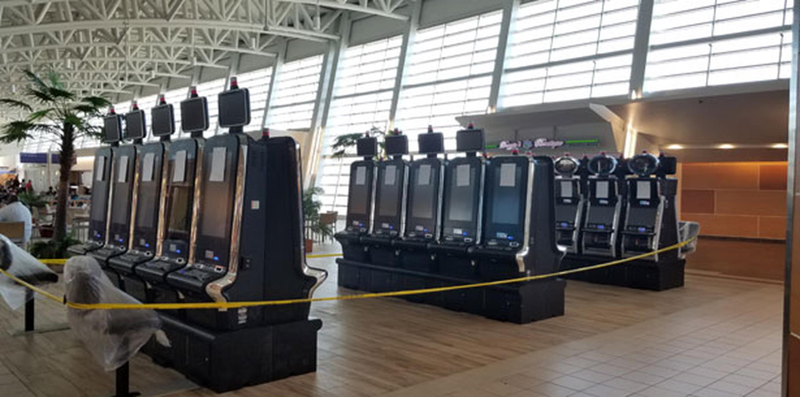 En redes sociales, empleados en el aeropuerto internacional señalan que al quitar butacas para pasajeros en espera de abordar sus vuelos para instalar máquinas tragamonedas se agravará el hacinamiento en los terminales. (Suministrada)