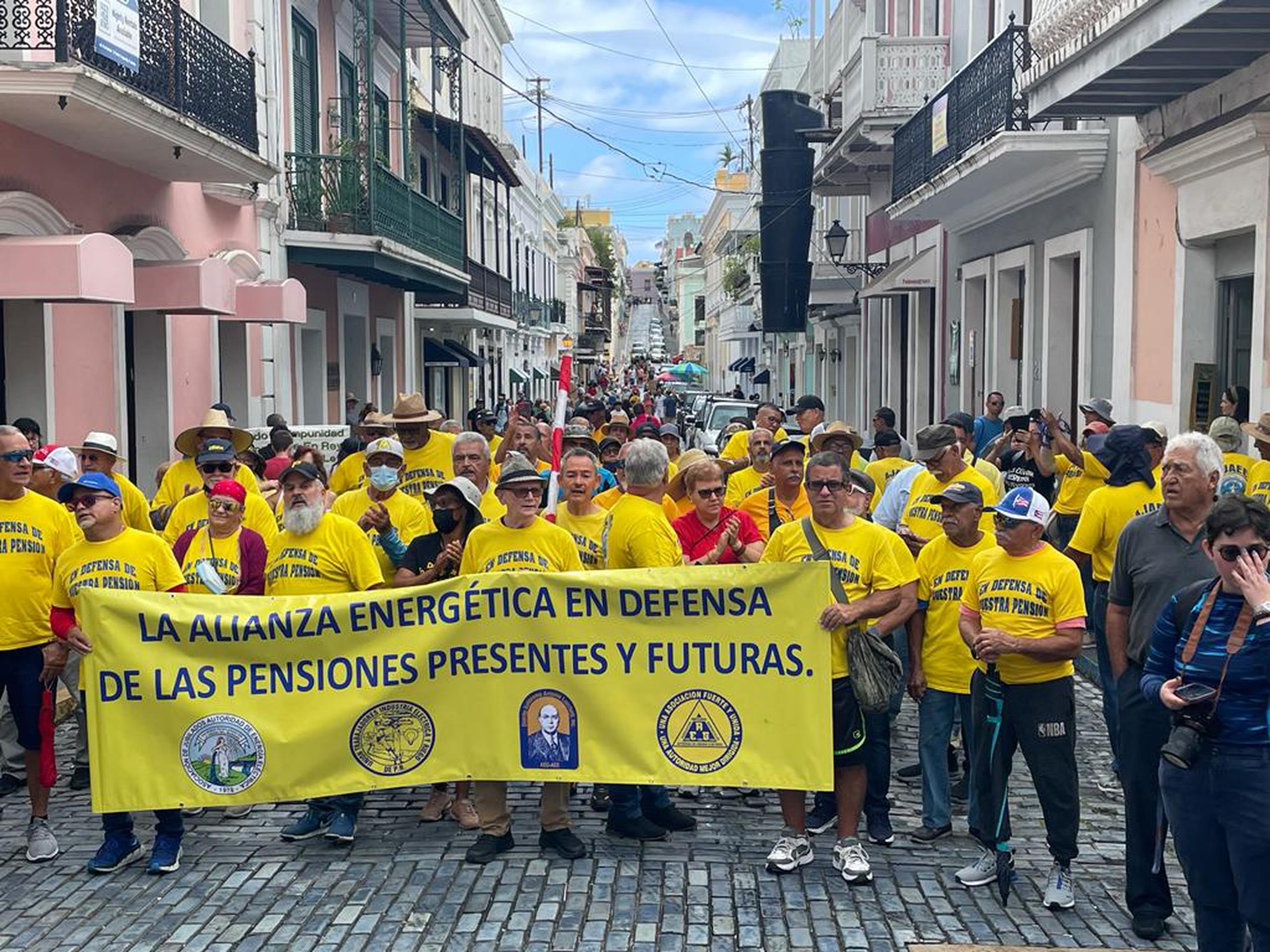 Jubilados de la AEE marchan por las calles del Viejo San Juan.
