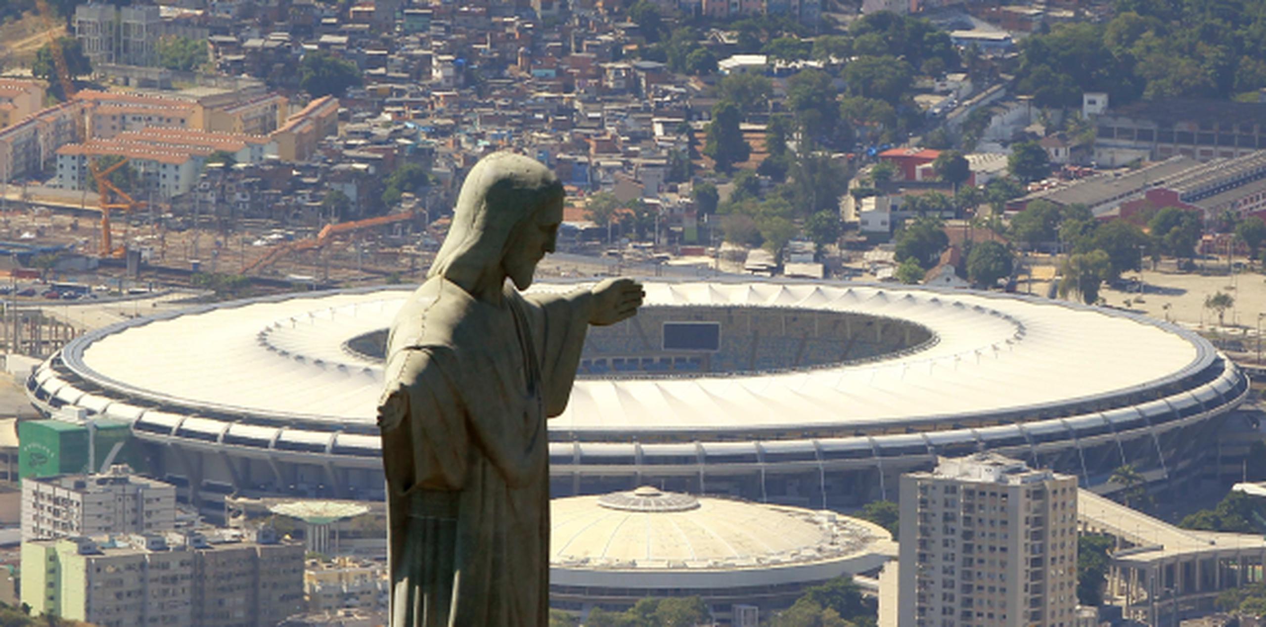 El Cristo Redentor con el estadio Maracaná y el Gimnasio de Maracazinho al fondo, escenerios que será utilizados en los Juegos Olímpicos Río 2016. (EFE)