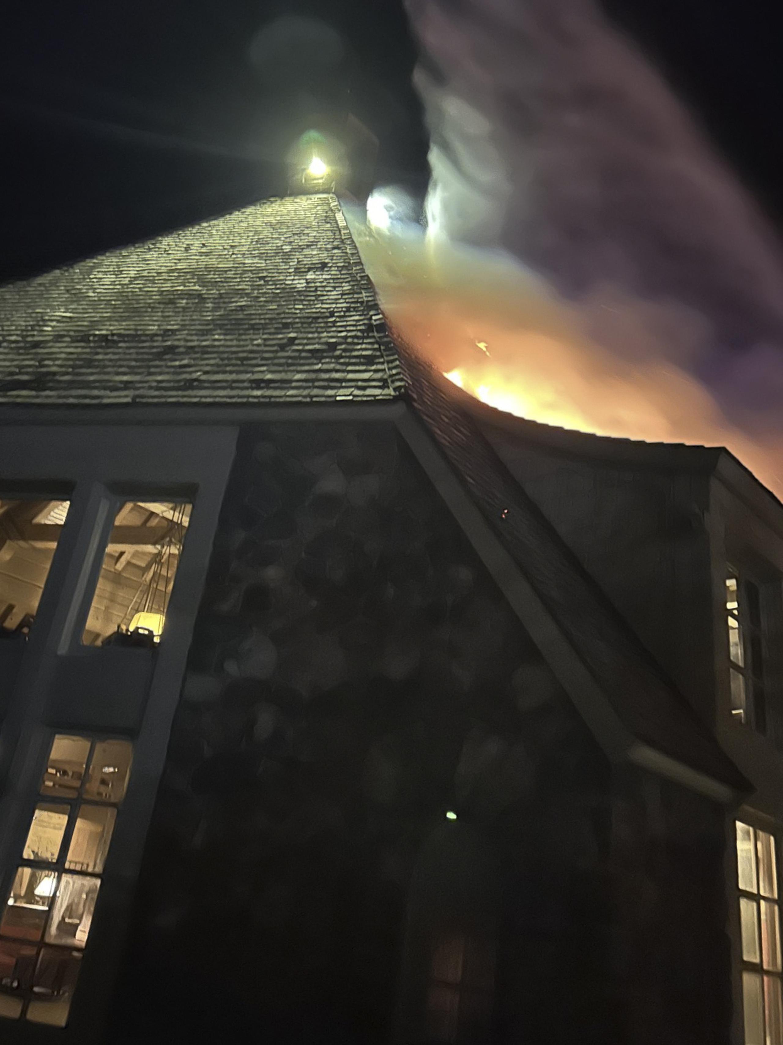 Los bomberos extinguieron un incendio en el histórico Timberline Lodge de Oregón, que apareció en la película de Stanley Kubrick de 1980 "The Shining", el jueves 18 de abril de 2024 por la noche en Government Camp, Oregon (Departamento de Bomberos de Clackamas vía AP)