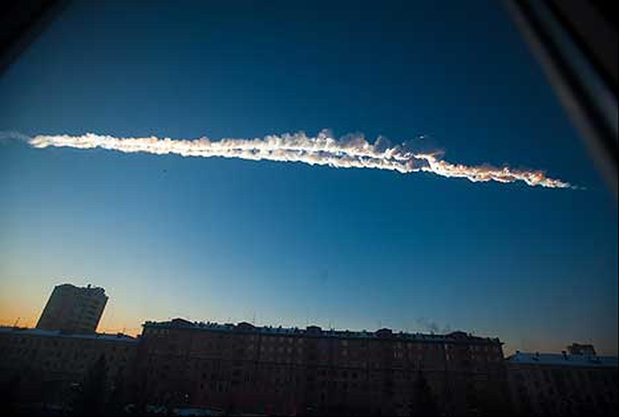El meteorito dejó una estela de humo a su paso. (AP P/Chelyabinsk.ru)