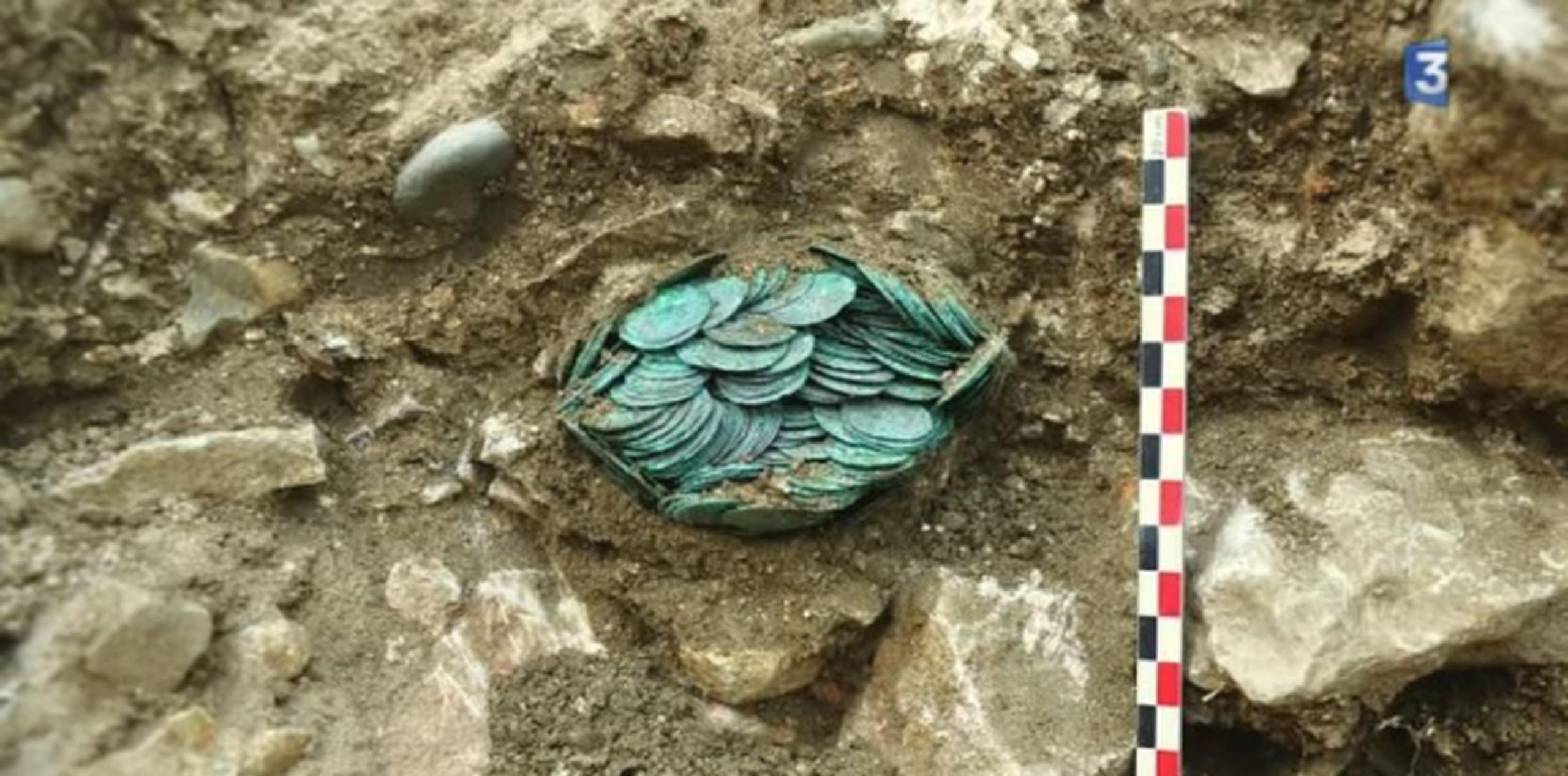 Los arqueólogos se toparon con el tesoro mientras hacían trabajos en el patio de la abadía de Cluny. (Captura/YouTube)