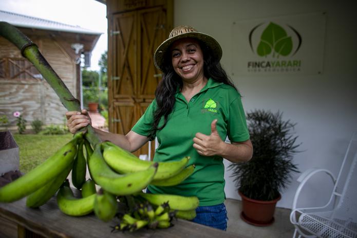 Rebeca Irizarry, propietaria de Finca Yarari, dejó atrás altos salarios para dedicarse a cultivar la tierra de forma orgánica y lo que ha aprendido lo comparte con los visitantes.