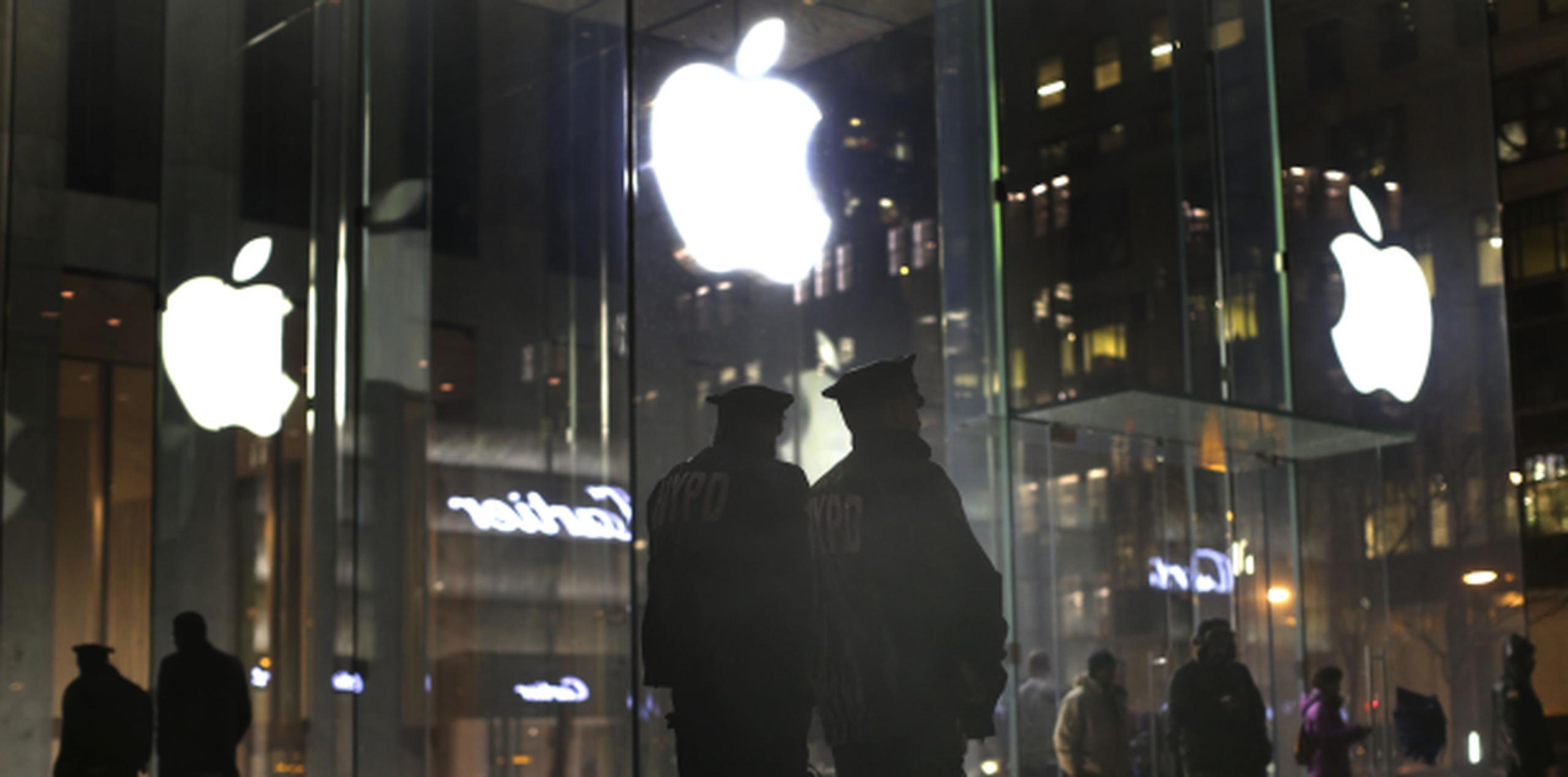 Apple conspiró con editoriales para subir el precio de los e-books, según las autoridades. (AP)