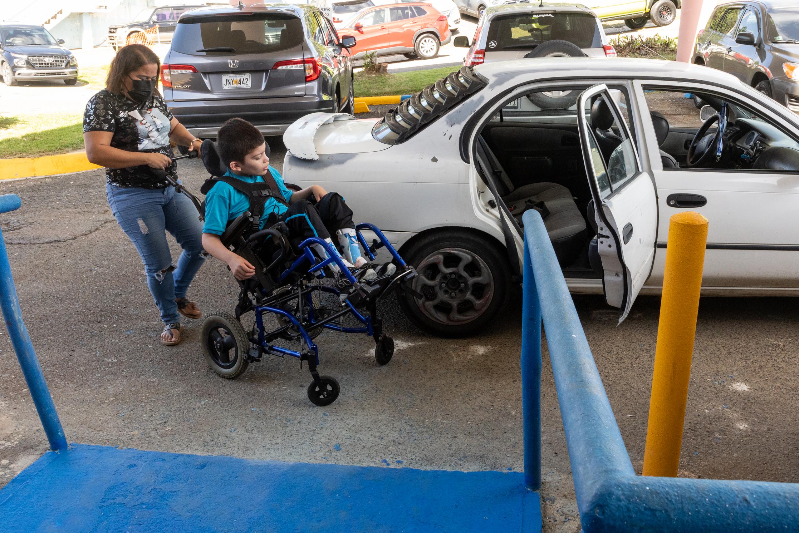 Aracelis Muñiz, madre de Wilfred, es paciente de artritis reumatoidea, por lo que el esfuerzo para cargar la maltrecha silla de ruedas y a su hijo le causa mucho dolor.