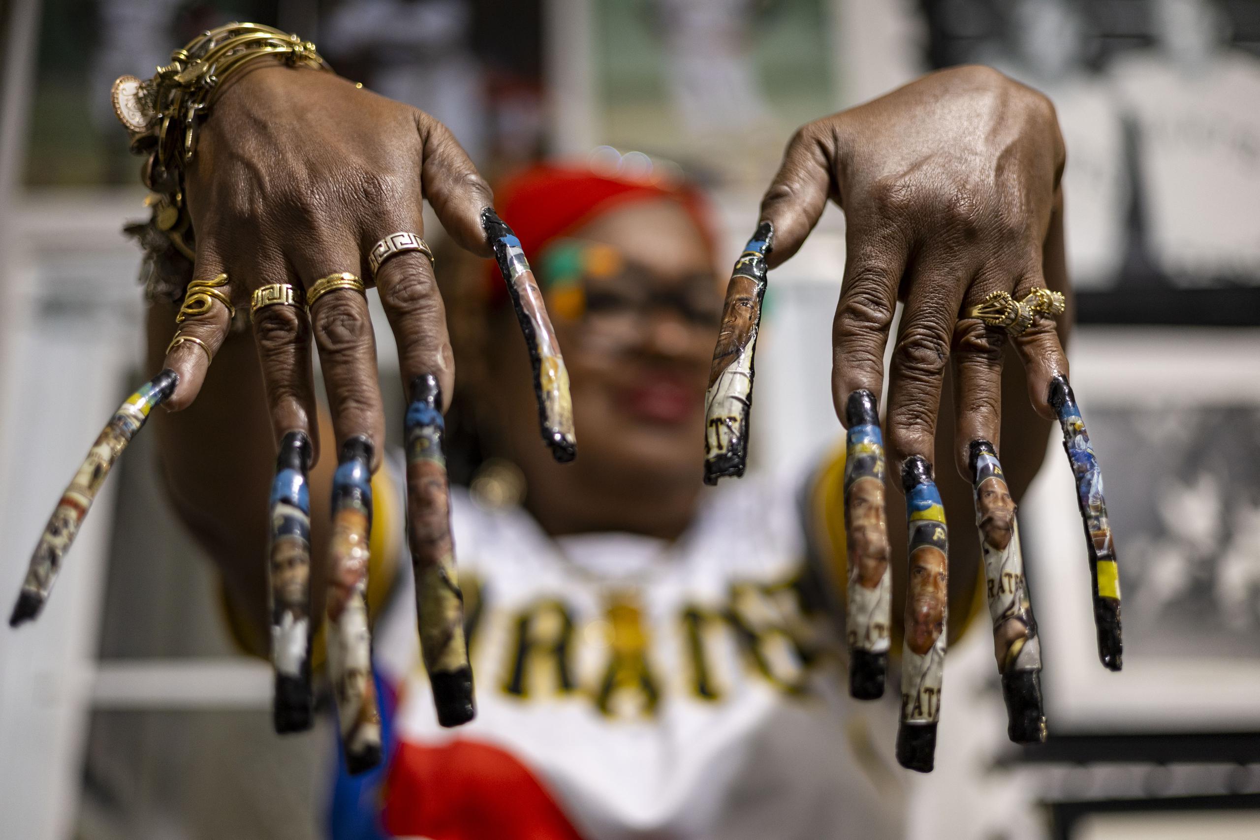 Judith Clemente, quien custodia de cientos de artículos, tiene imágenes de su tío pintadas en las uñas.