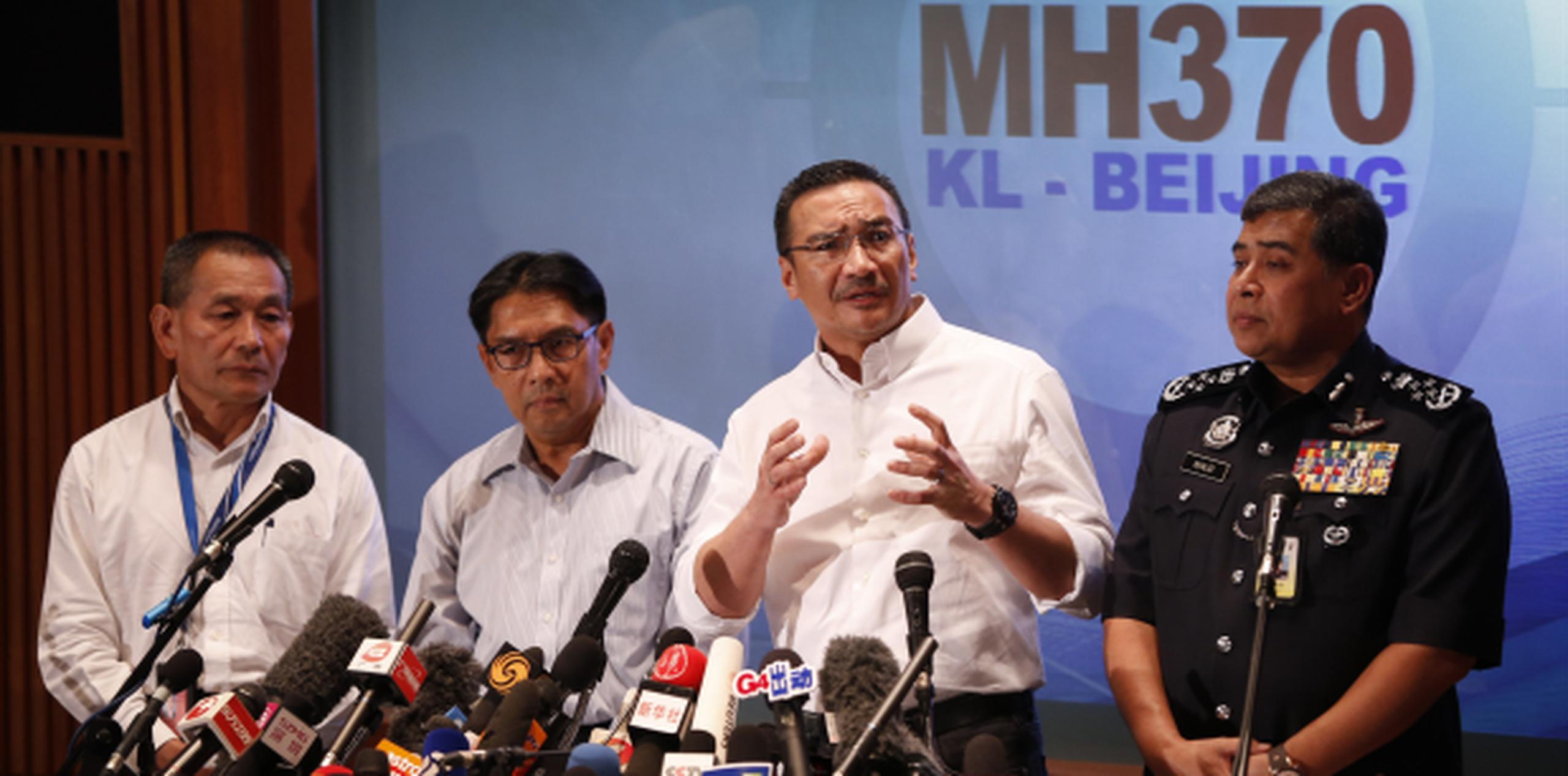 El ministerio de Transporte de Malasia dijo que la policía cateó el día anterior las casas del piloto y el copiloto. (AP/Vincent Thian)