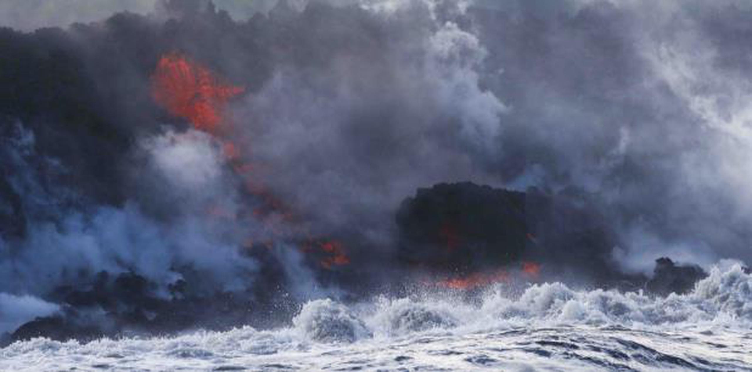 Momento en que la lava entra al océano. (AP)