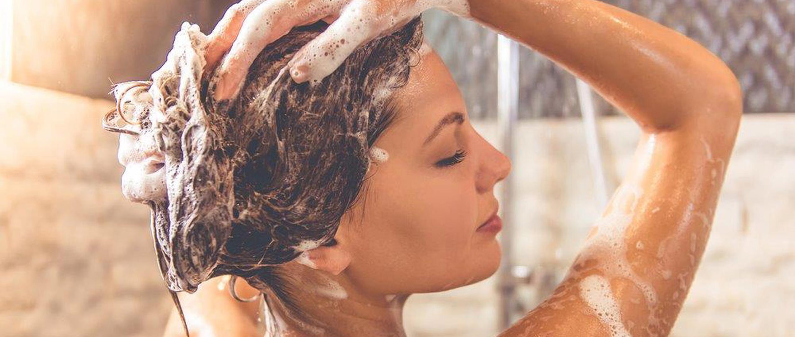 Bañarse demasiado irrita la piel, seca el pelo y hasta puede cambiarnos el color. (Shutterstock)