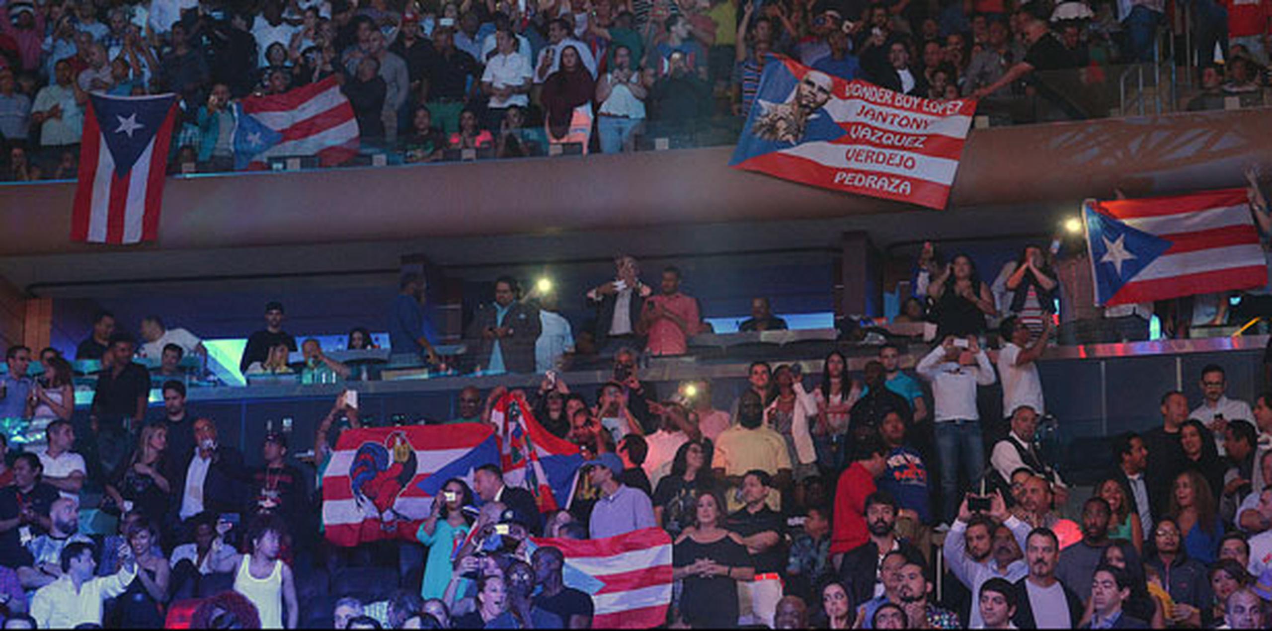 Uno tras otro, los púgiles boricuas fueron subiendo a un ring rodeado de miles de rostros desconocidos acompañados por voces que pronunciaron hasta el cansancio el orgullo de ser puertorriqueño. (jrodriguez1@gfrmedia.com)
