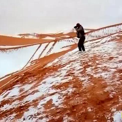 La nieve invade el desierto del Sahara
