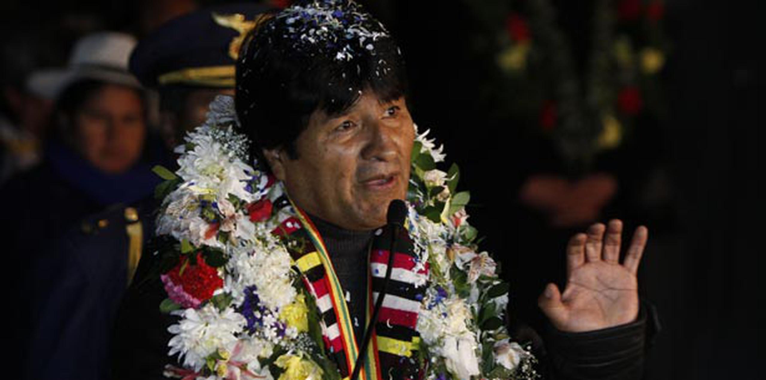 Evo Morales arribó finalmente a su país en medio de una grave crisis diplomática entre Europa y Latinoamérica. (AP)
