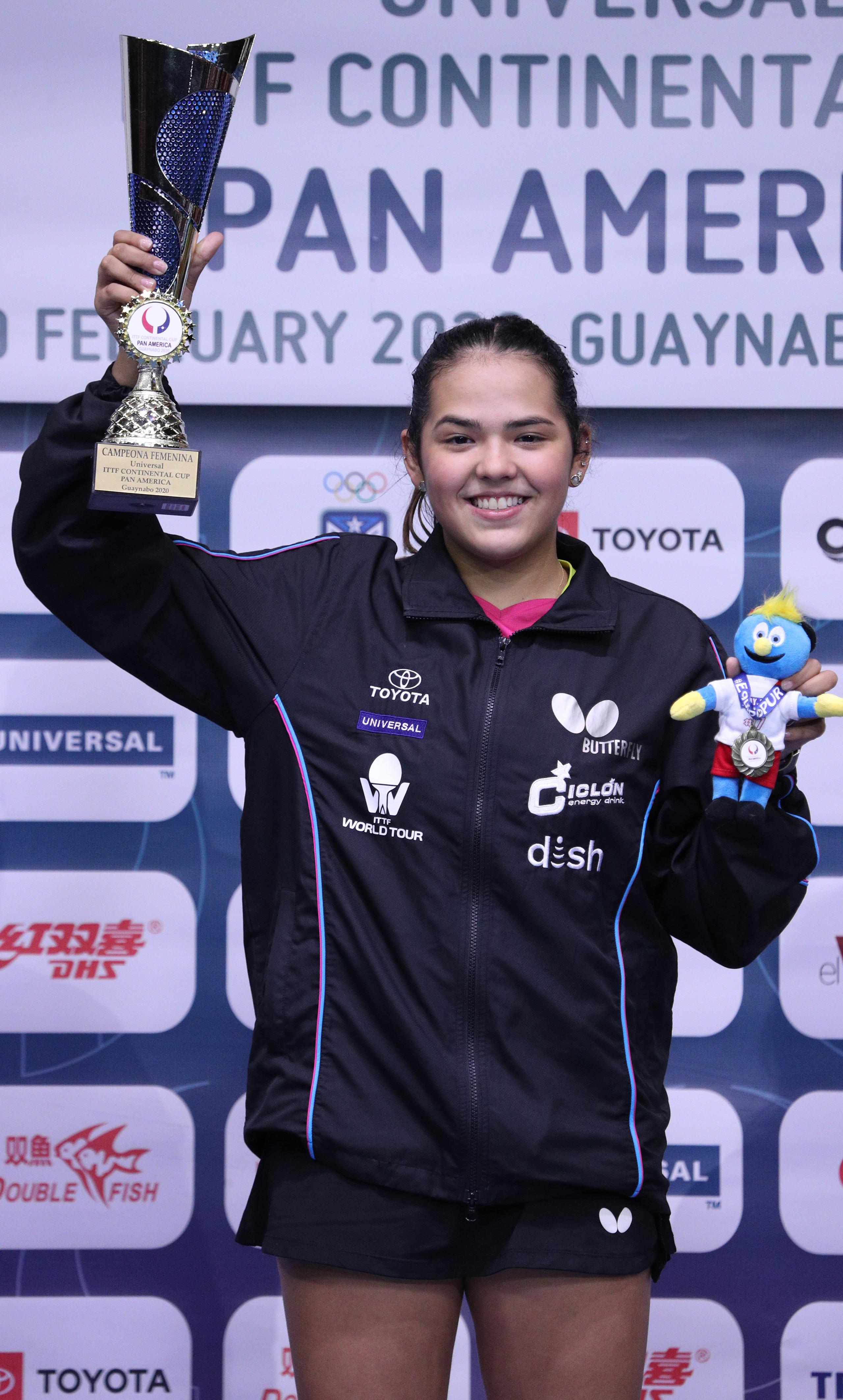 Adriana Díaz, quien revalidó como campeona en el torneo, viajará hoy junto a su padre y hermana para competir en unos torneos en Europa.
