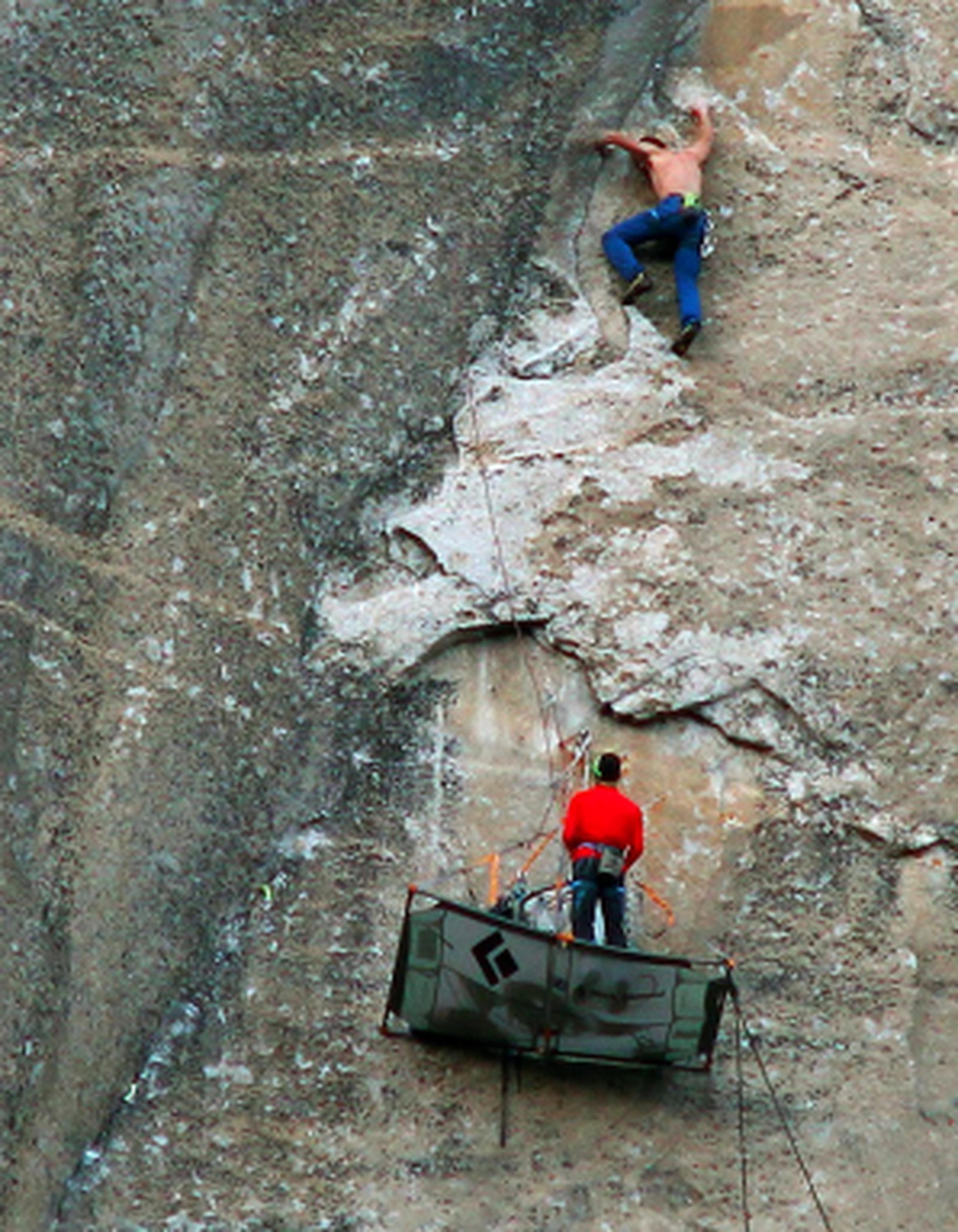 La escalada libre es cuando los montañistas suben sin ayuda de las clavijas, cuerdas u otro equipo, aunque sí utilizan equipo de seguridad para protegerse de caídas mortales. En la foto, Tommy Caldwell (arriba) y Kevin Jorgeson. (AP)