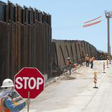 Alegan que vientos de Hanna derriban parte del muro fronterizo entre Estados Unidos y México