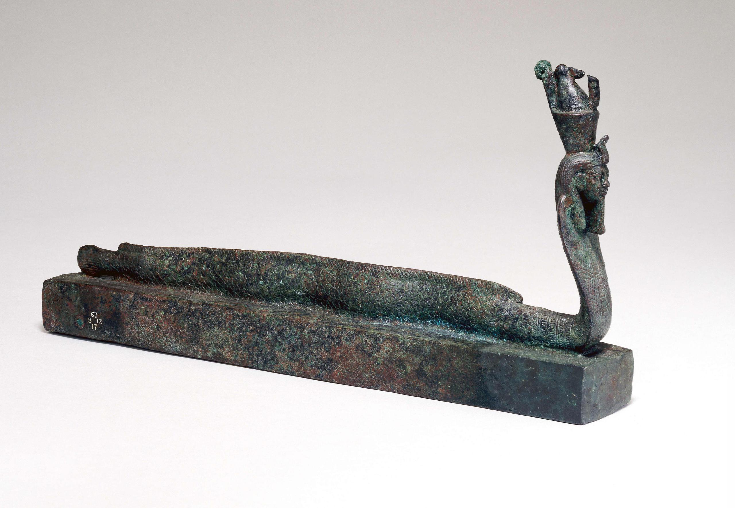 Ataúd de animal coronado por una criatura con cabeza humana, en parte de anguila y en parte de cobra. (EFE/The Trustees of the British Museum)