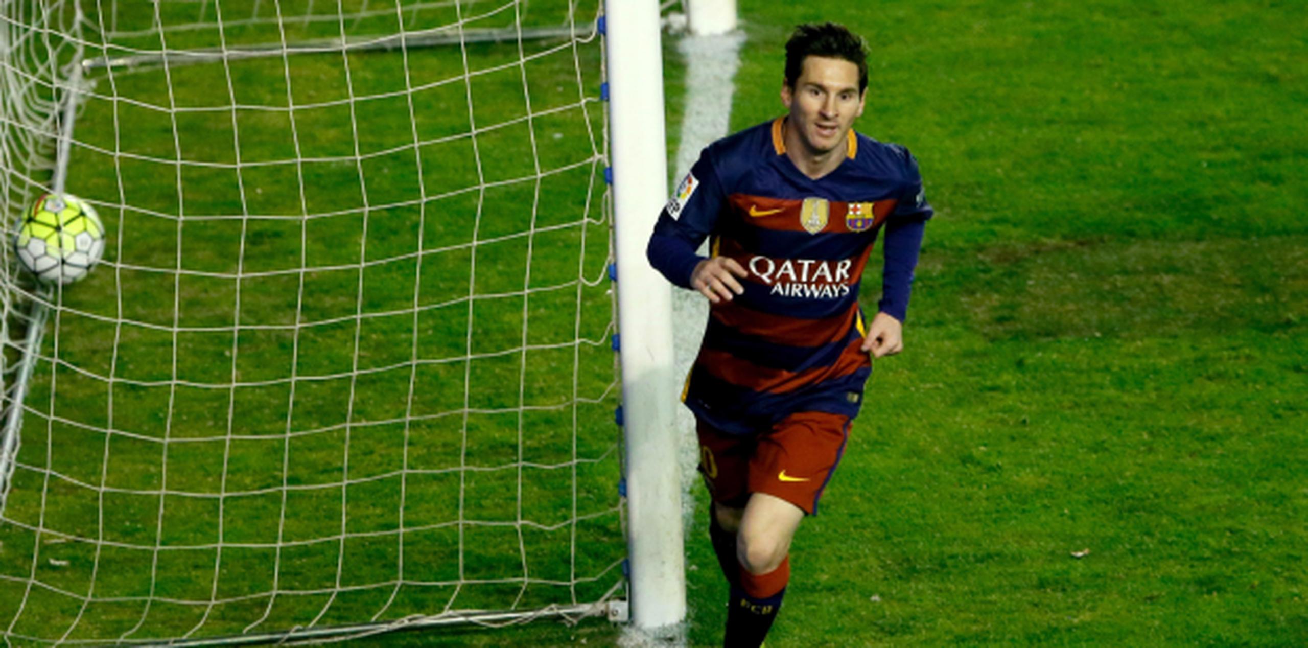 Lionel Messi corre a celebrar tras marcar uno de los tres goles que anotó en la victoria del Barcelona por 1-5 en su visita al Rayo Vallecano. (EFE/JuanJo Martín)
