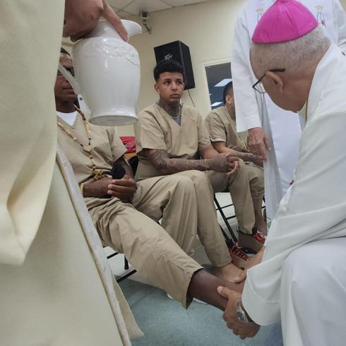 Mira cómo el Obispo de Mayagüez lava los pies de confinados