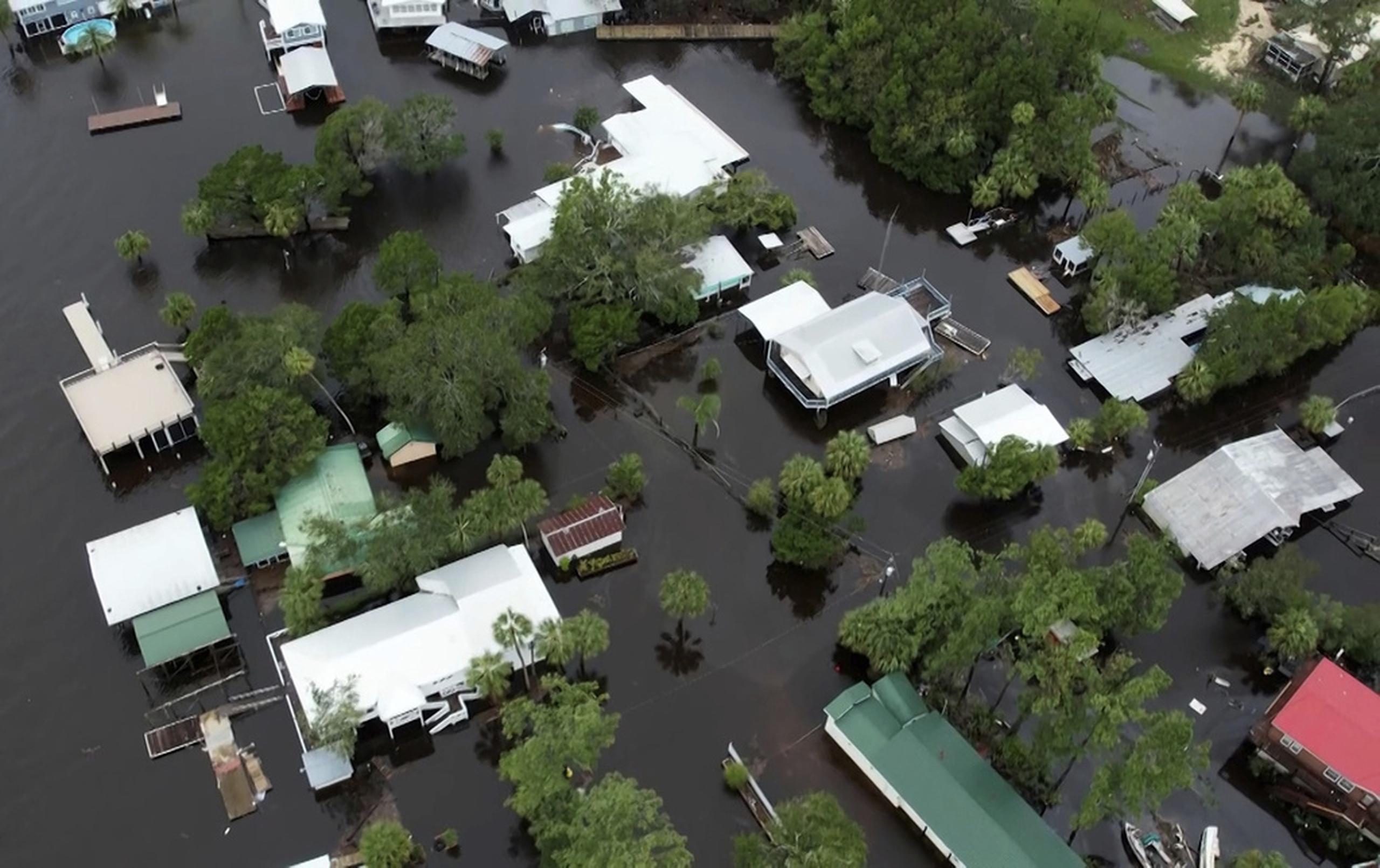 Esta fotografía aérea muestra viviendas rodeadas por inundaciones en Steinhatchee, Florida, el miércoles 30 de agosto de 2023, tras el paso del huracán Idalia. (AP Foto/Daniel Kozin)