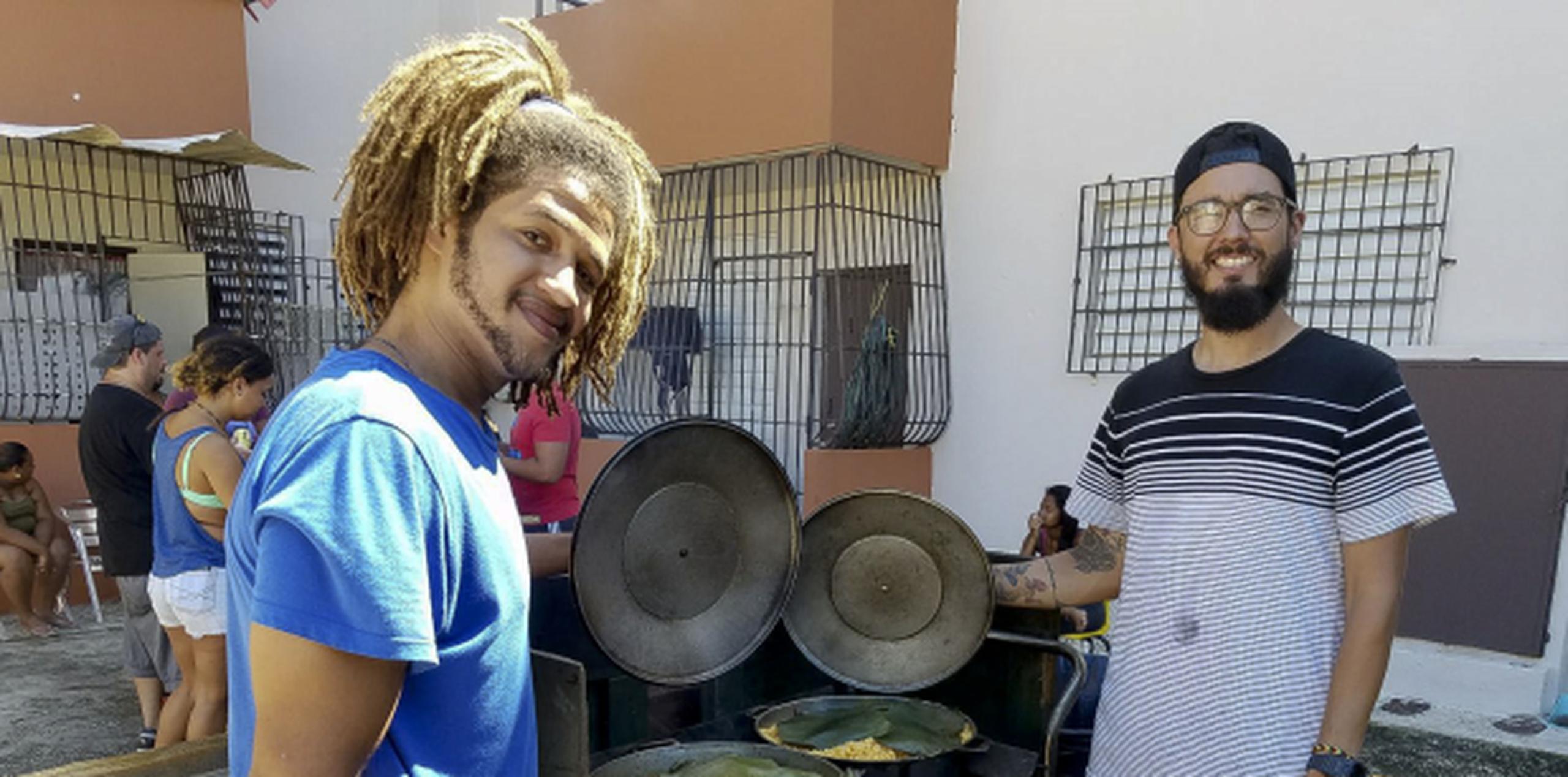 El chef Isaías reparte con gusto la comida que prepara a los residentes de la barriada Playita, en Santurce.
 (barbara.figueroa@primerahora.com)