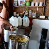Llevan artículos y rica comida a residentes del sector Pozuelo de Guayama