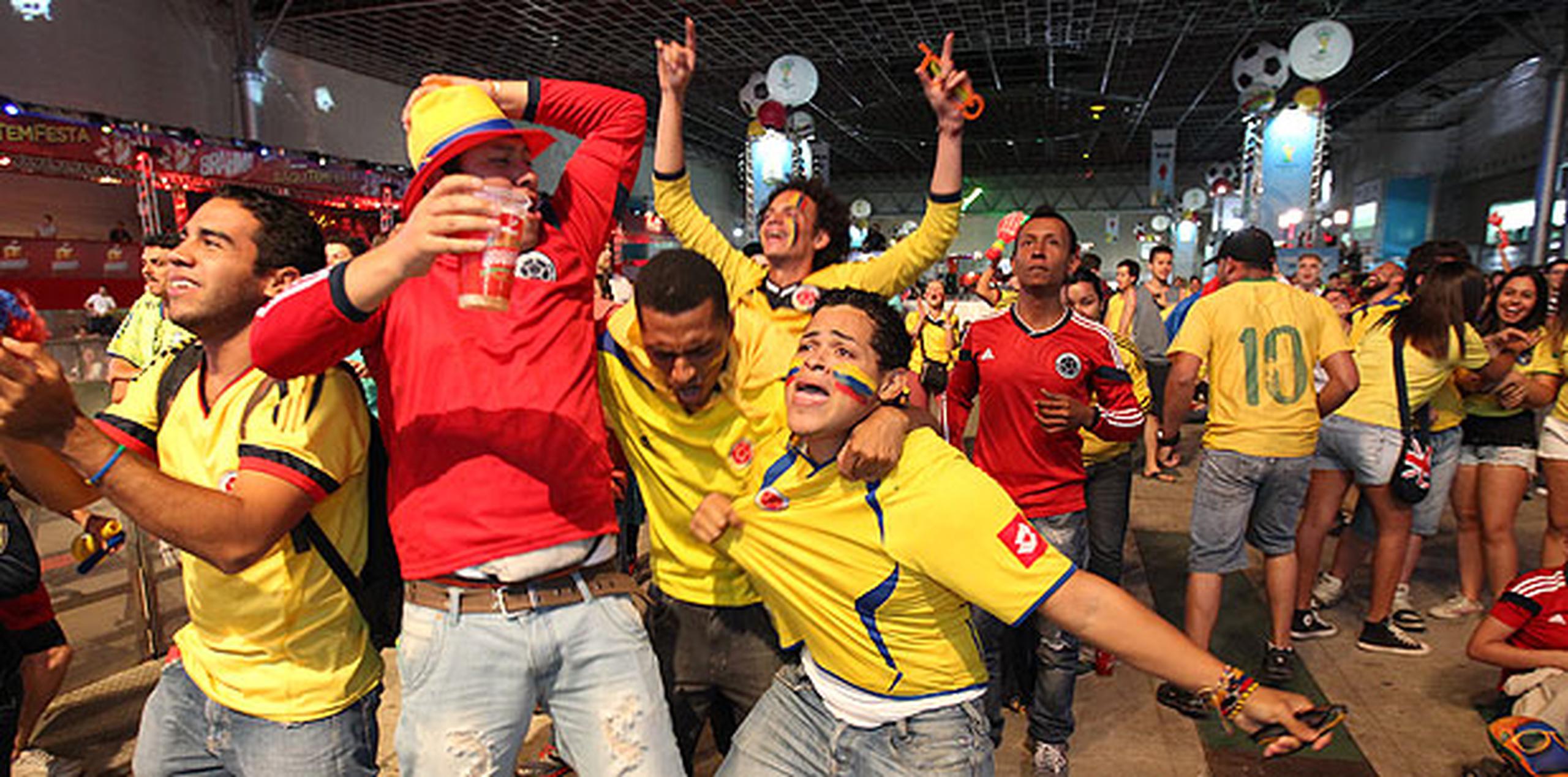 Cientos de Colombianos que se quedaron sin boletos para entrar al estadio de todas formas llegaron hasta esta ciudad para ver juntos el partido contra Grecia. (alex.figueroa@gfrmedia.com)