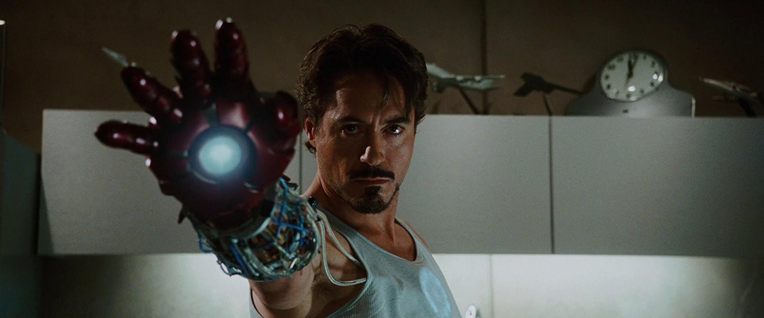 1. “Iron Man” (2008) – (IMDB) La primera entrega del universo de películas de Marvel muestra el "nacimiento" de Iron Man, el heróico personaje del multimillonario Tony Stark.