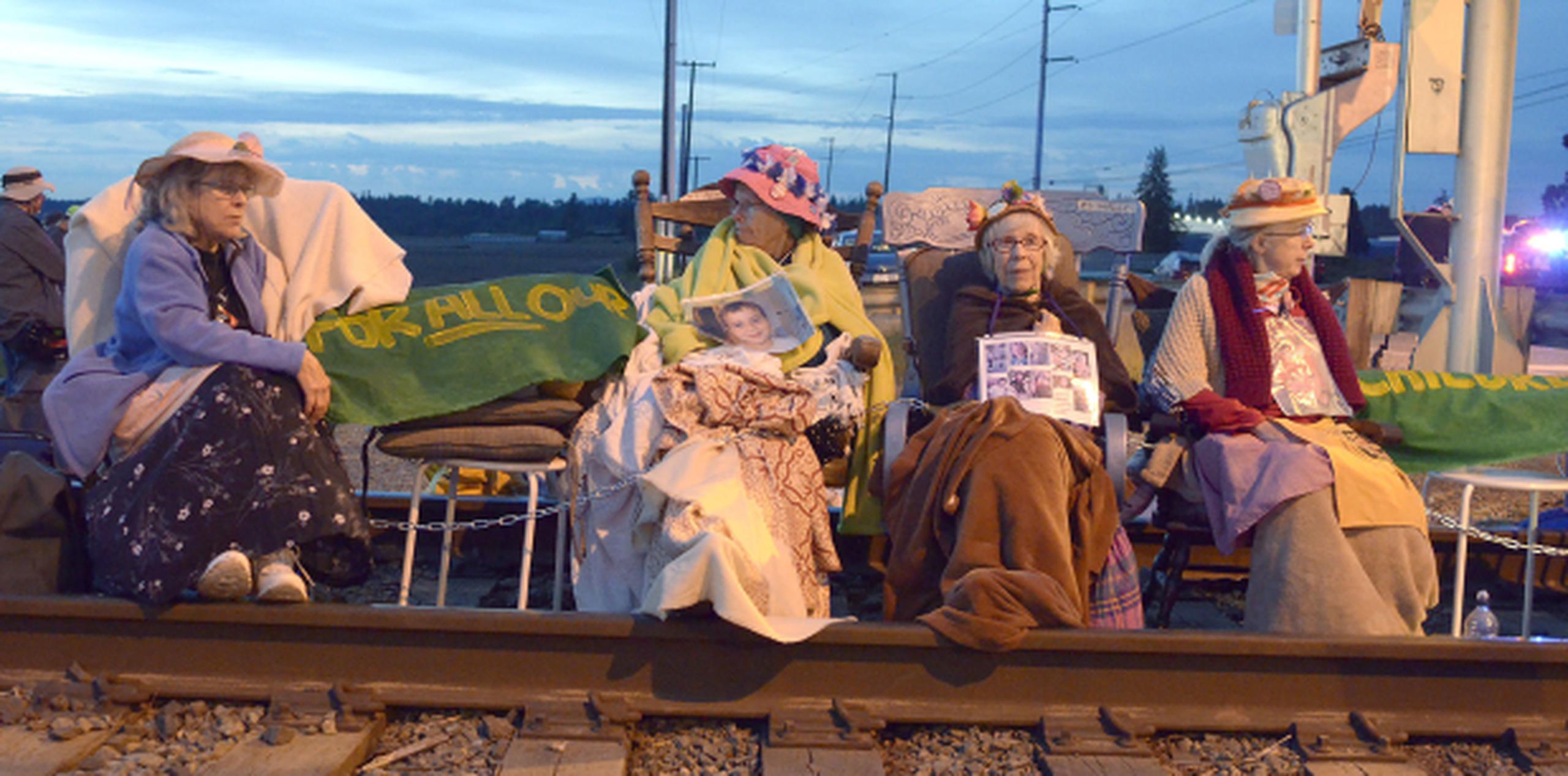 Miembros del 'Seattle Raging Grannies' se manifestaron en las vías. (Prensa Asociada)
