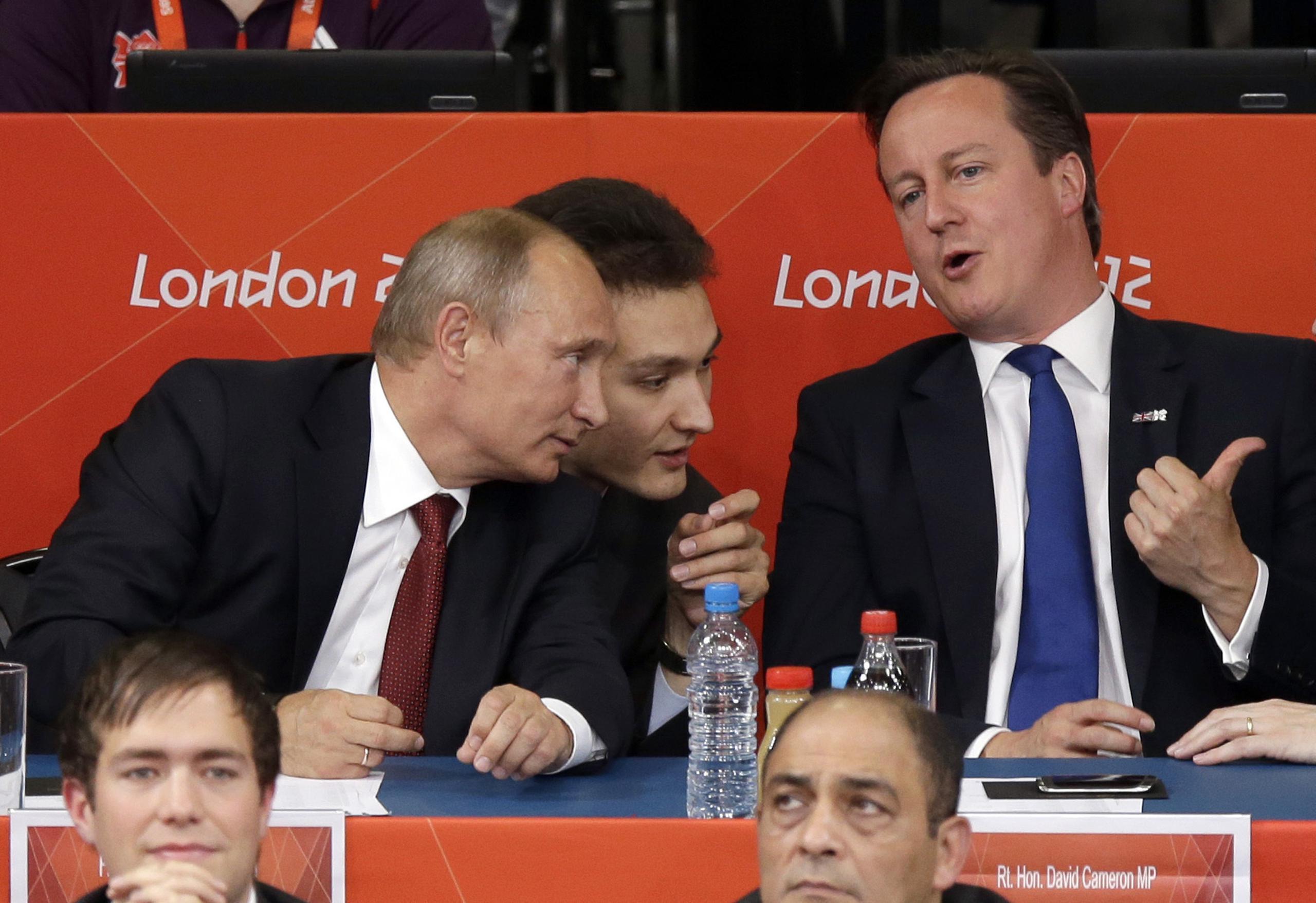 El presidente ruso Vladmir Putin (izquierda) y el primer ministro británico David Cameron observan una competencia de judo en los Juegos Olímpicos de Londres, el 2 de agosto de 2012.