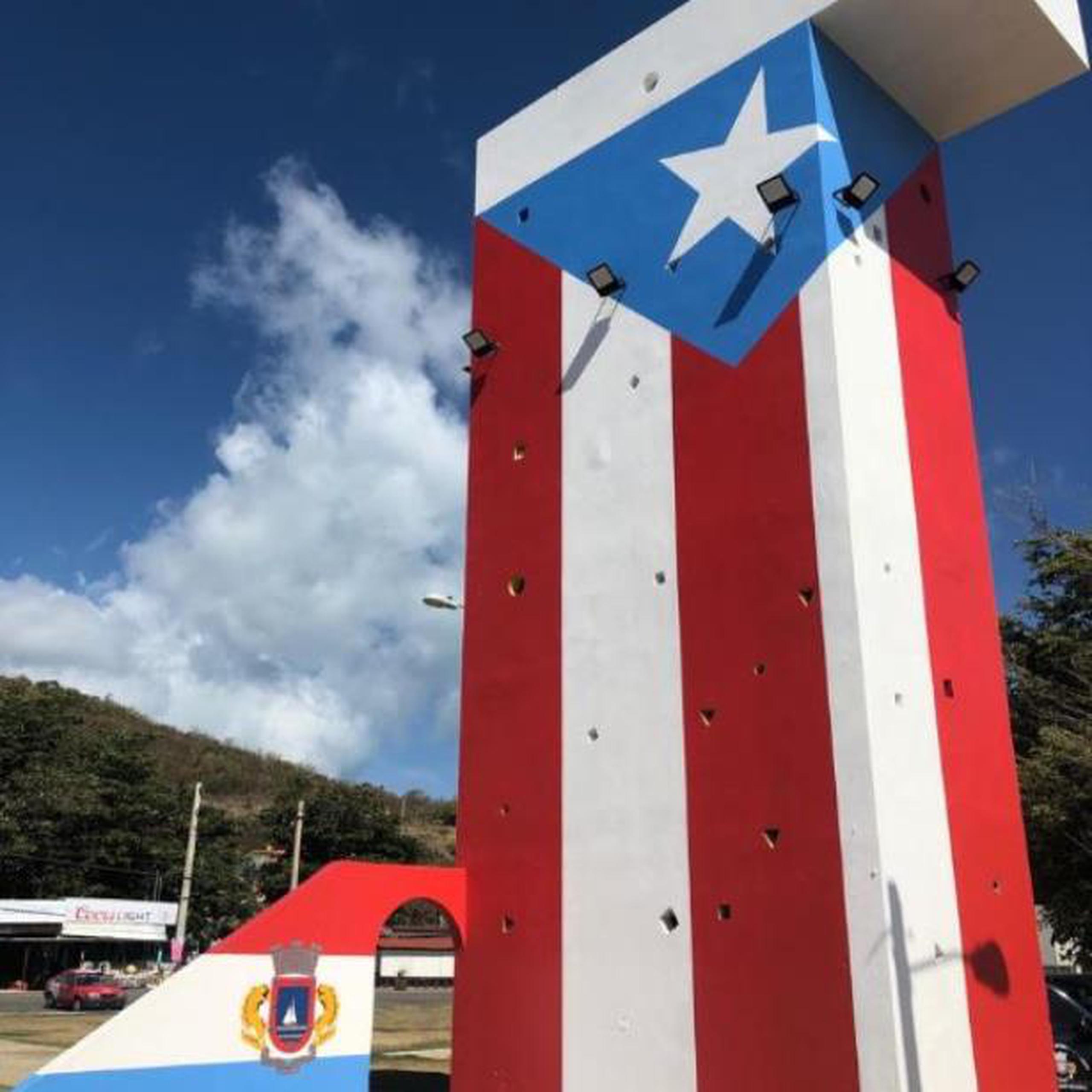 La actividad fue la culminación de una semana de trabajo, donde empleados del Departamento de Transportación y Obras Públicas del Municipio de Fajardo tuvieron en sus manos la restauración de esta imponente bandera. (Cesiach López / Para Primera Hora)