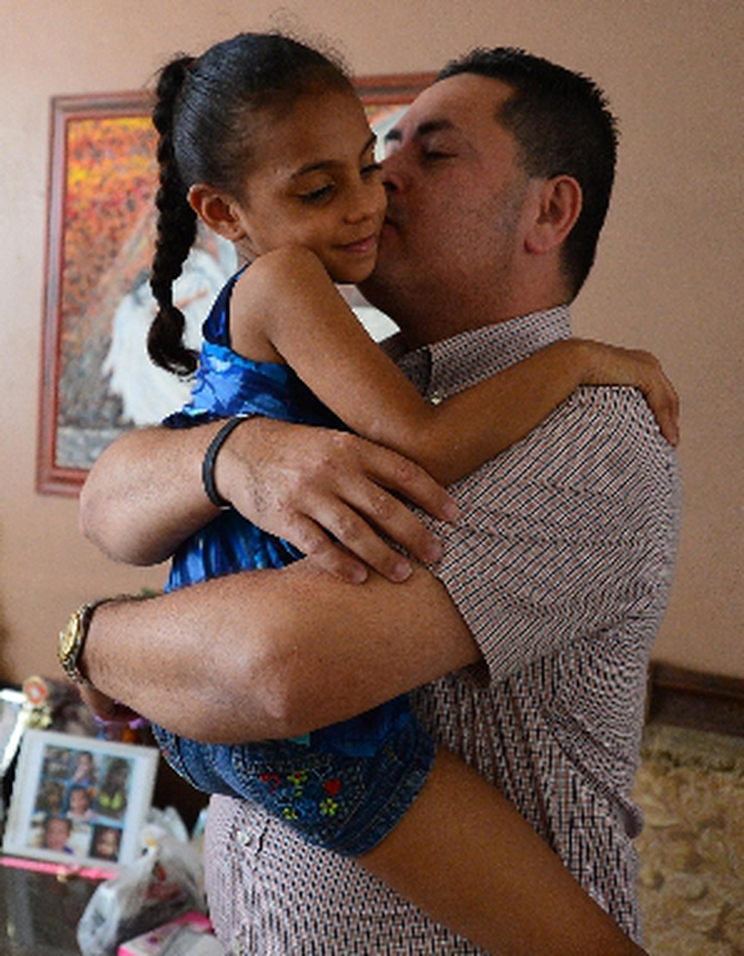 Yaiza Montalvo Calderón abraza a su tío político Rafael Saldaña, padre de dos de los niños que fallecieron en el trágico accidente del 1 de febrero, y  quienes eran primos hermanos de la menor. (luis.alcaladelolmo@gfrmedia.com)