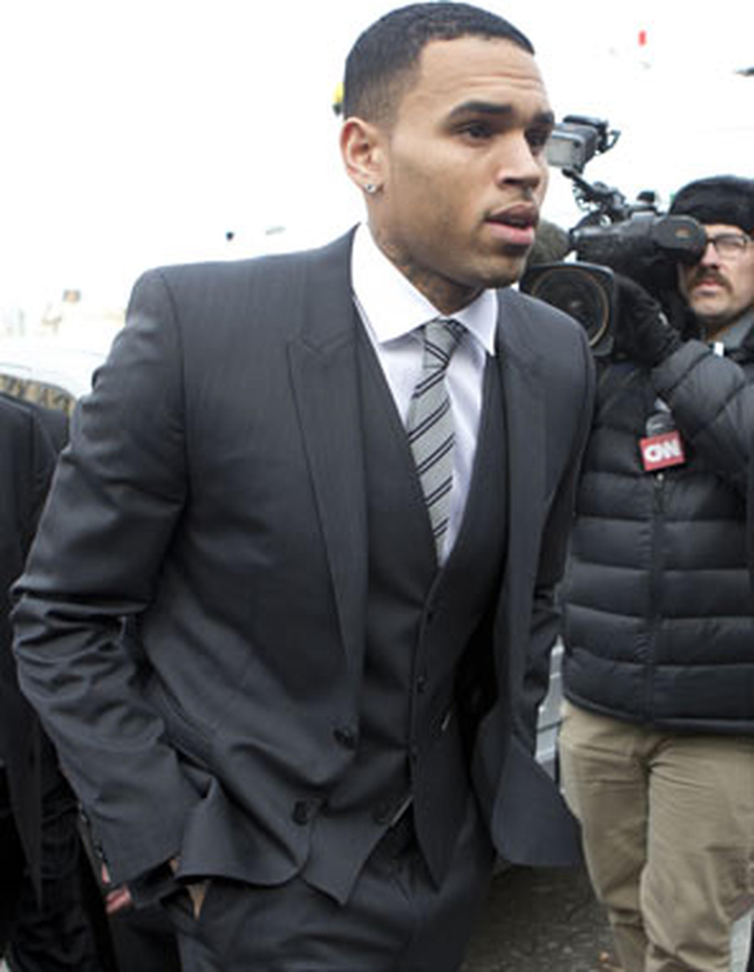 Chris Brown llegó a la corte vestido con un traje sastre y chaleco gris oscuro y el cabello castaño,(AP /Manuel Balce Ceneta)