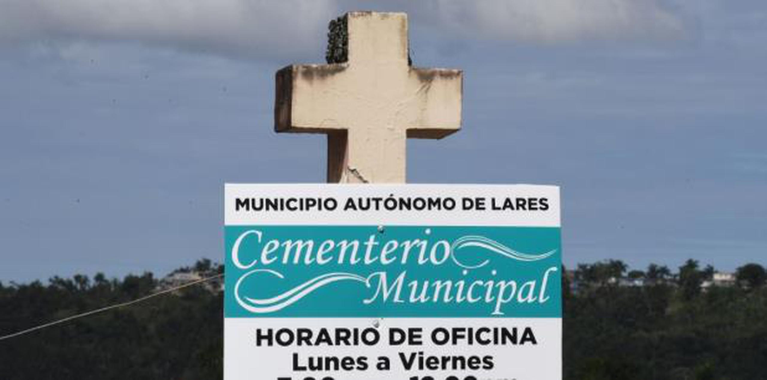 Pese a la decisión de Salud, el dueño de la funeraria López, Juan M. López Coloso, reveló que en el cementerio se continúan realizando entierros en unos nichos que quedan disponibles. (Archivo)