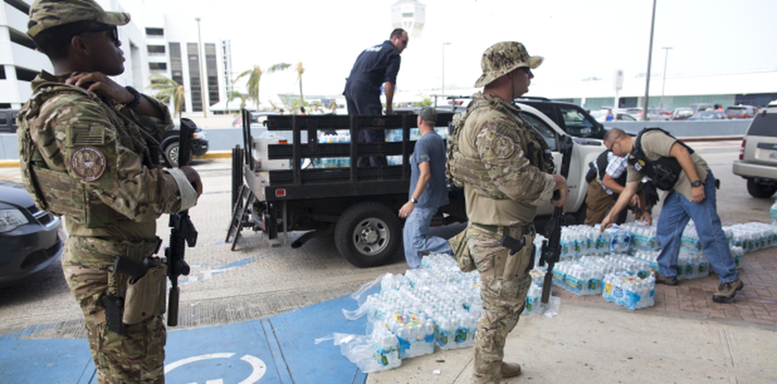 Miembros de la Guardia Nacional han estado colaborando con FEMA en la entrega de suministros. (xavier.araujo@gfrmedia.com)
