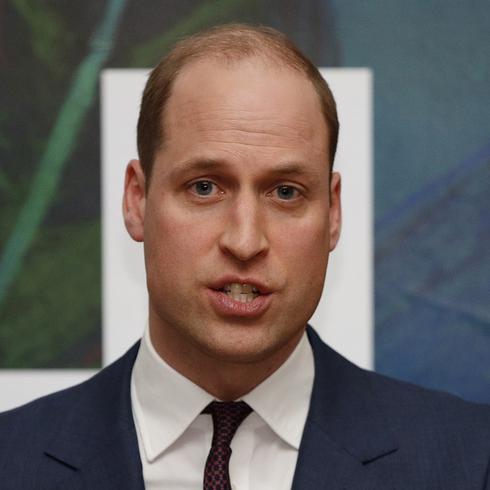 Príncipe William saca la cara por la familia real