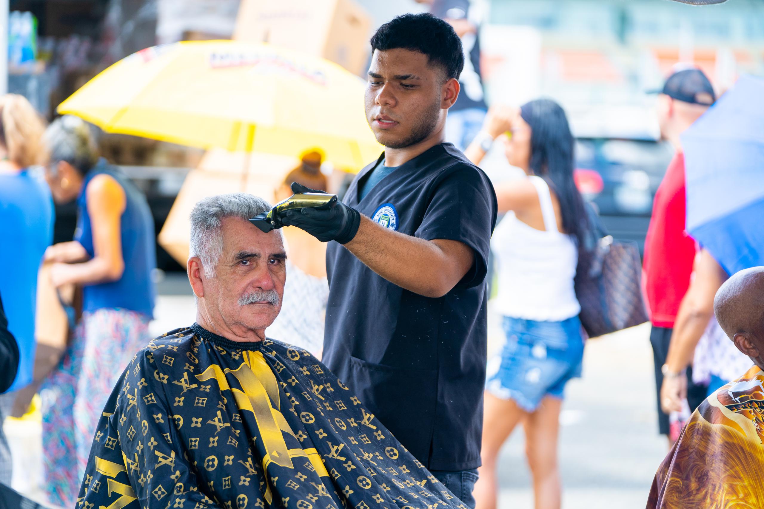 La Fundación José Juan Barea llevó servicio de barbería a los afectados de Mayagüez por el paso del huracán Fiona.
