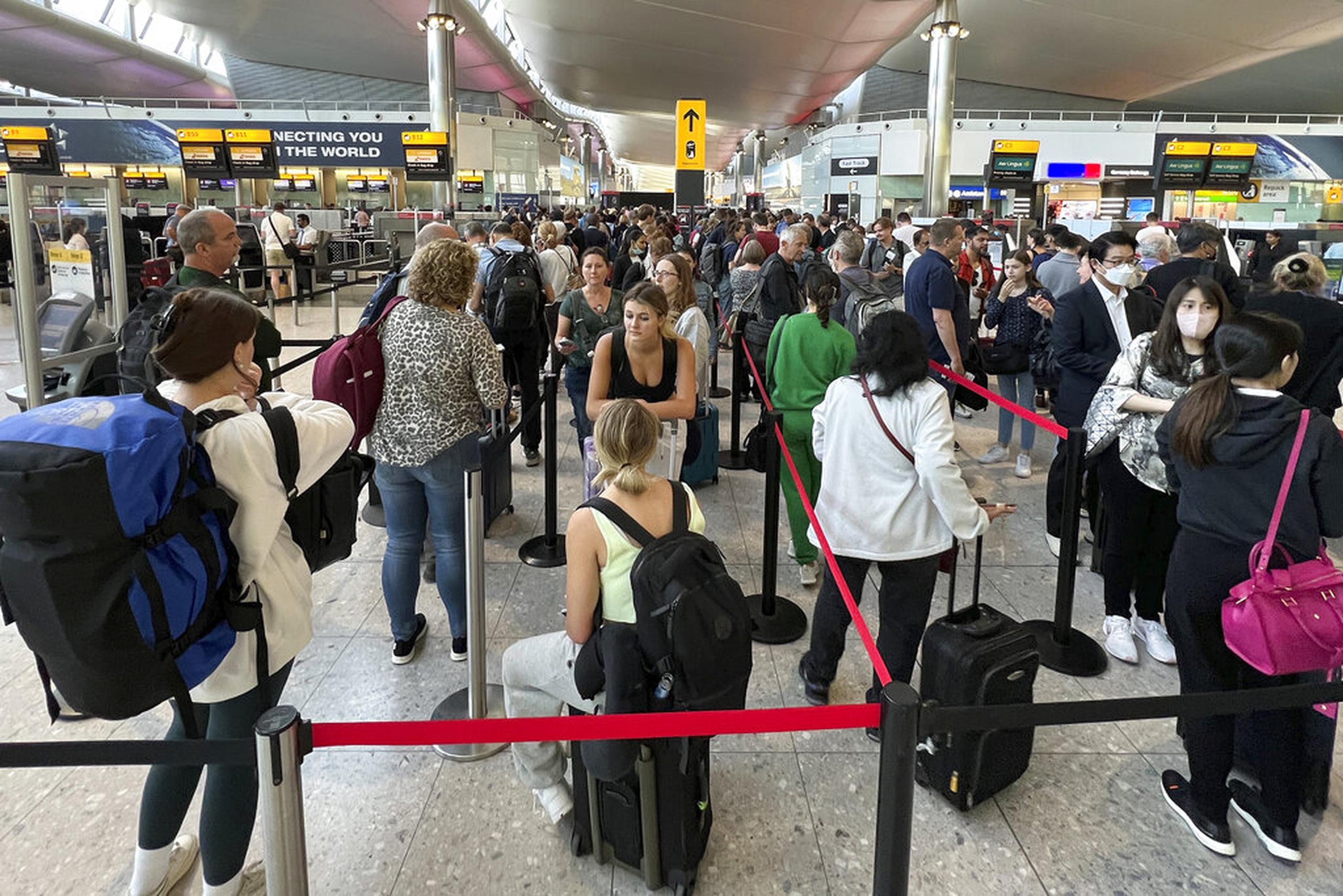 Viajeros hacen fila en la seguridad del aeropuerto de Heathrow en Londres, el 22 de junio de 2022.
