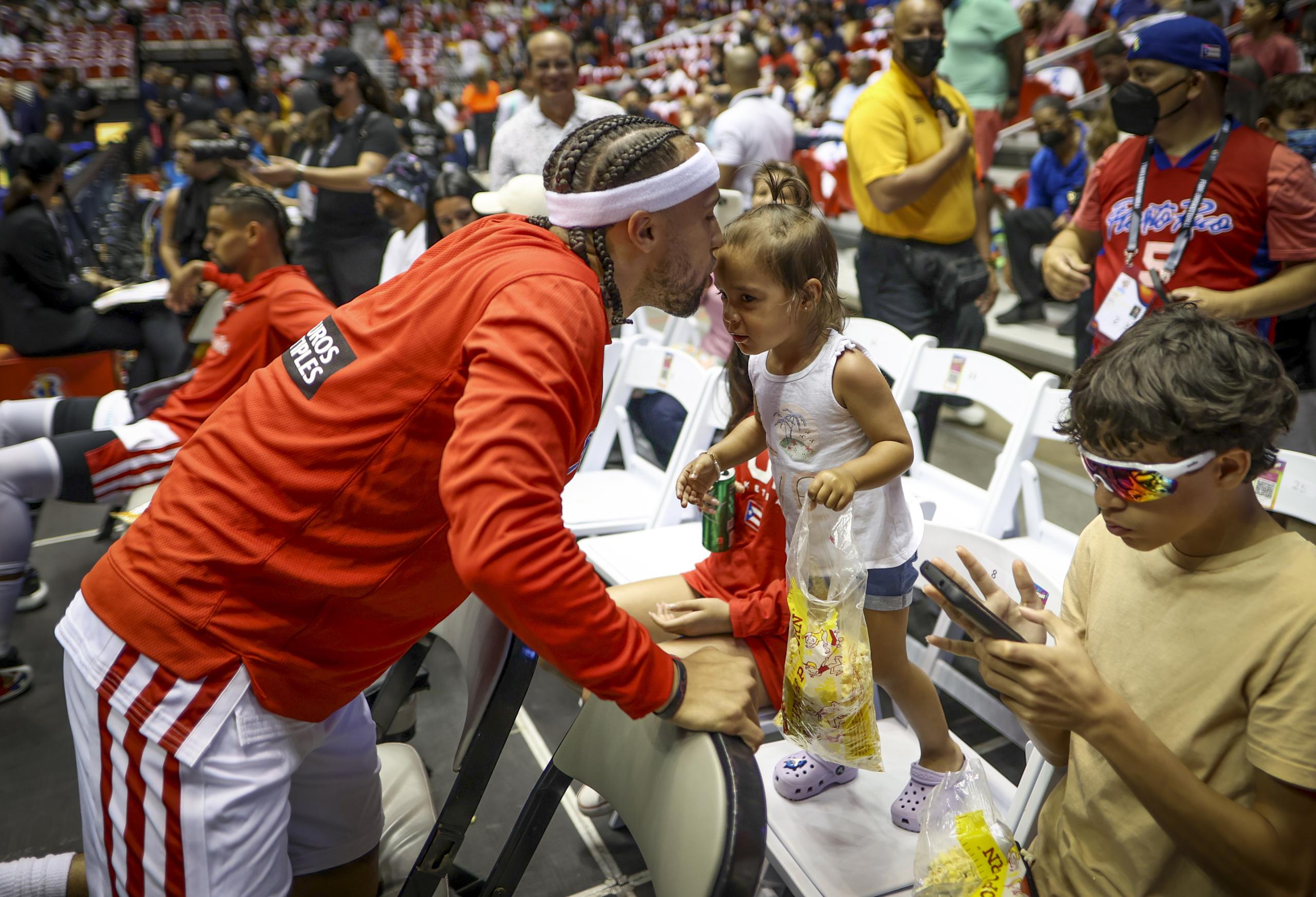 José Alvarado besa a su hija Nazanin previo a su debut con la Selección Nacional en el Coliseo Roberto Clemente.